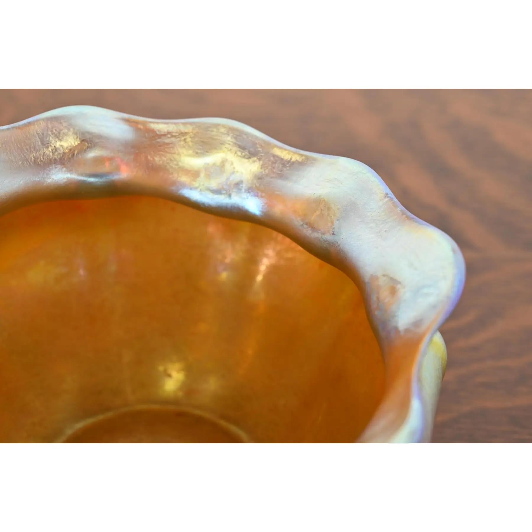 Louis Comfort Tiffany Favrile Iridescent Art Glass Bowl With Scalloped Edge (bol en verre d'art irisé à bord festonné) Bon état - En vente à South Bend, IN