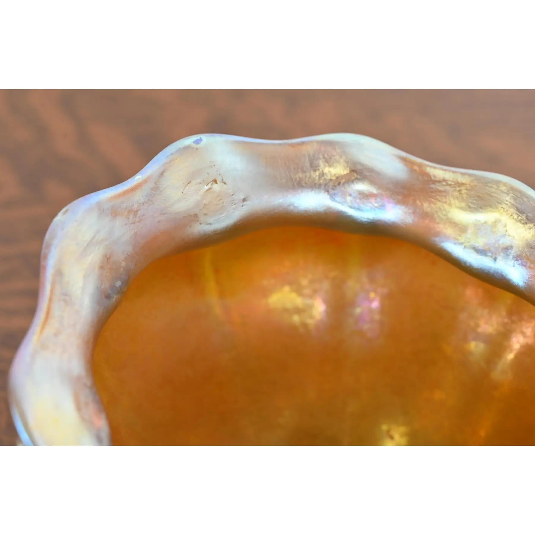 Début du 20ème siècle Louis Comfort Tiffany Favrile Iridescent Art Glass Bowl With Scalloped Edge (bol en verre d'art irisé à bord festonné) en vente