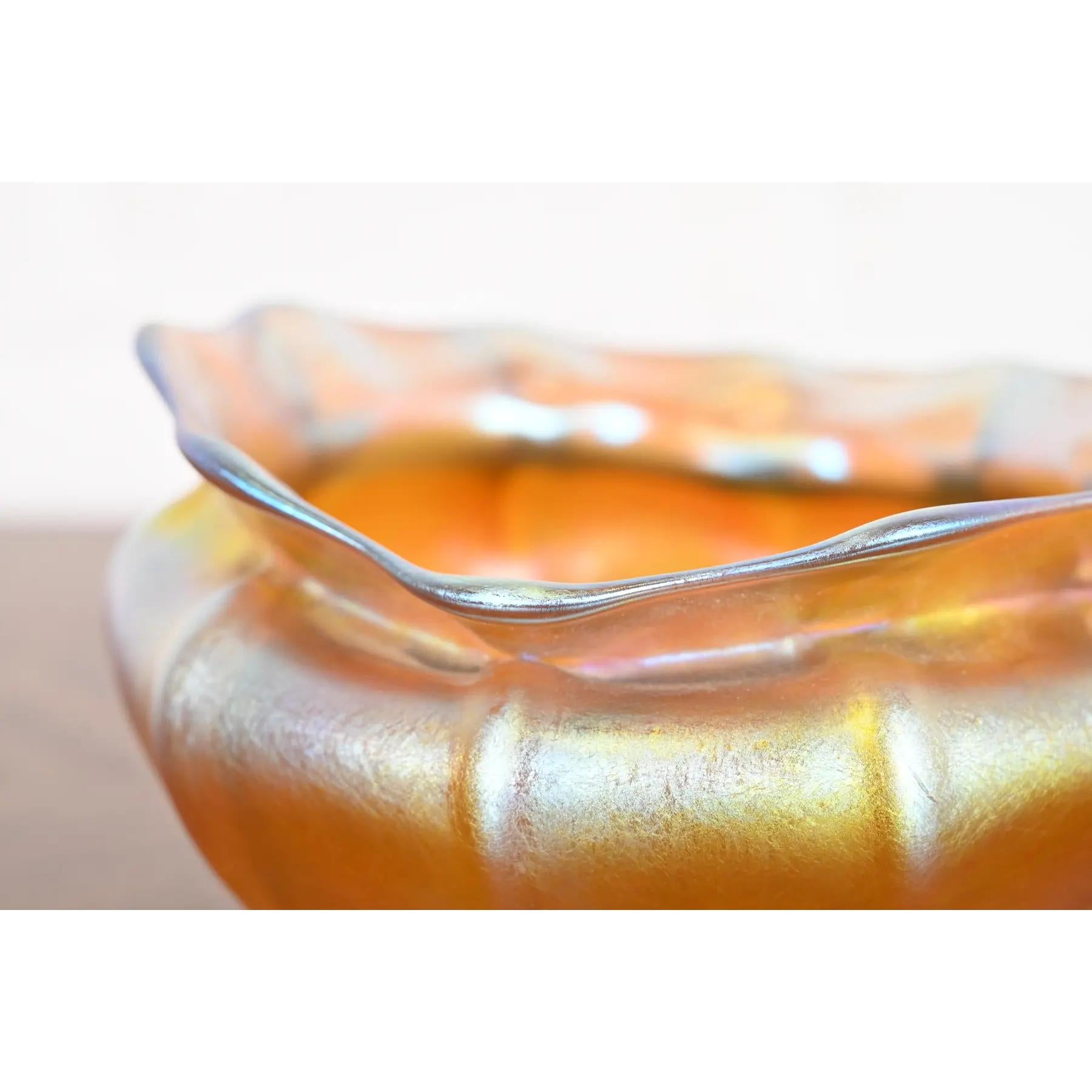 Verre d'art Louis Comfort Tiffany Favrile Iridescent Art Glass Bowl With Scalloped Edge (bol en verre d'art irisé à bord festonné) en vente