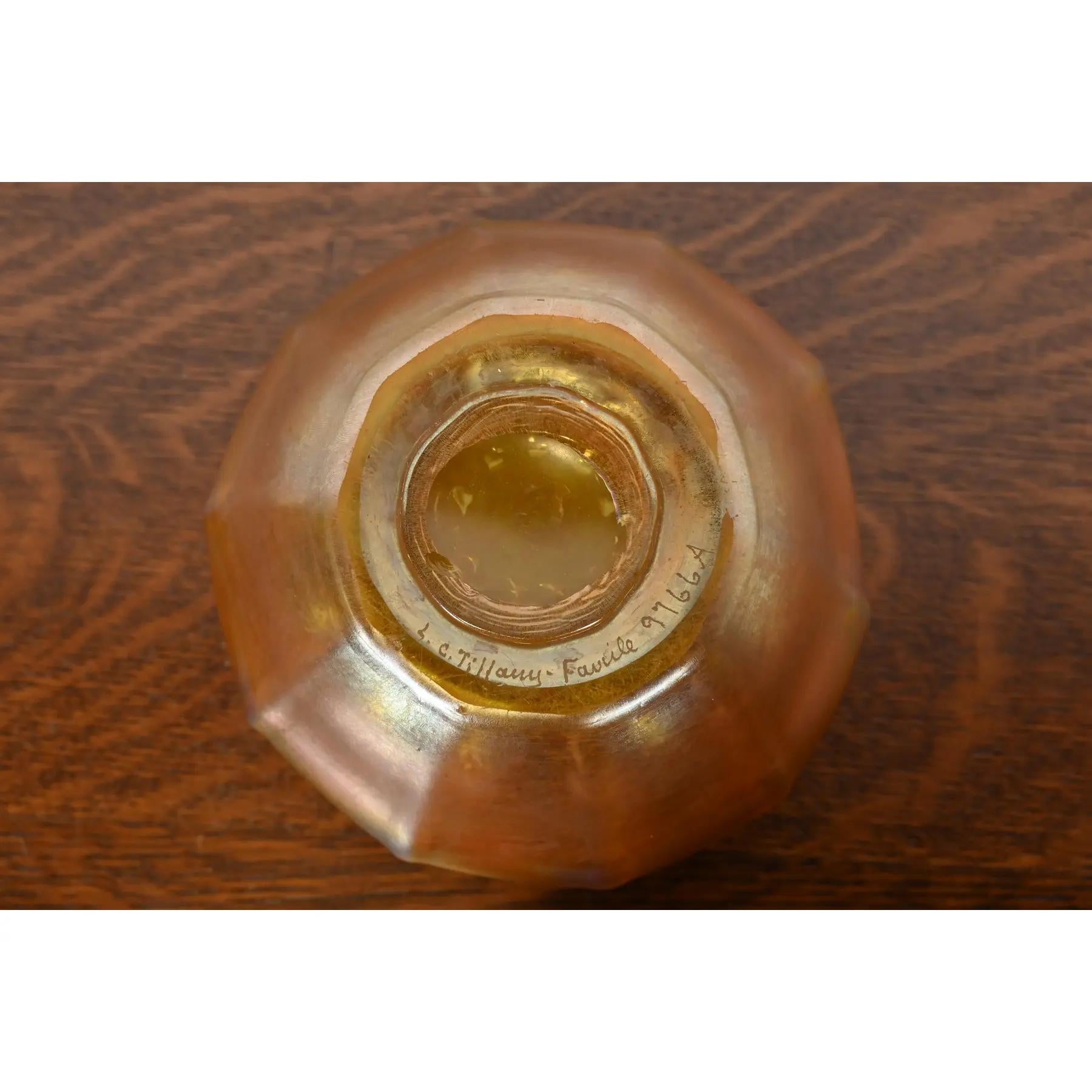 Louis Comfort Tiffany Favrile Iridescent Art Glass Bowl With Scalloped Edge (bol en verre d'art irisé à bord festonné) en vente 1
