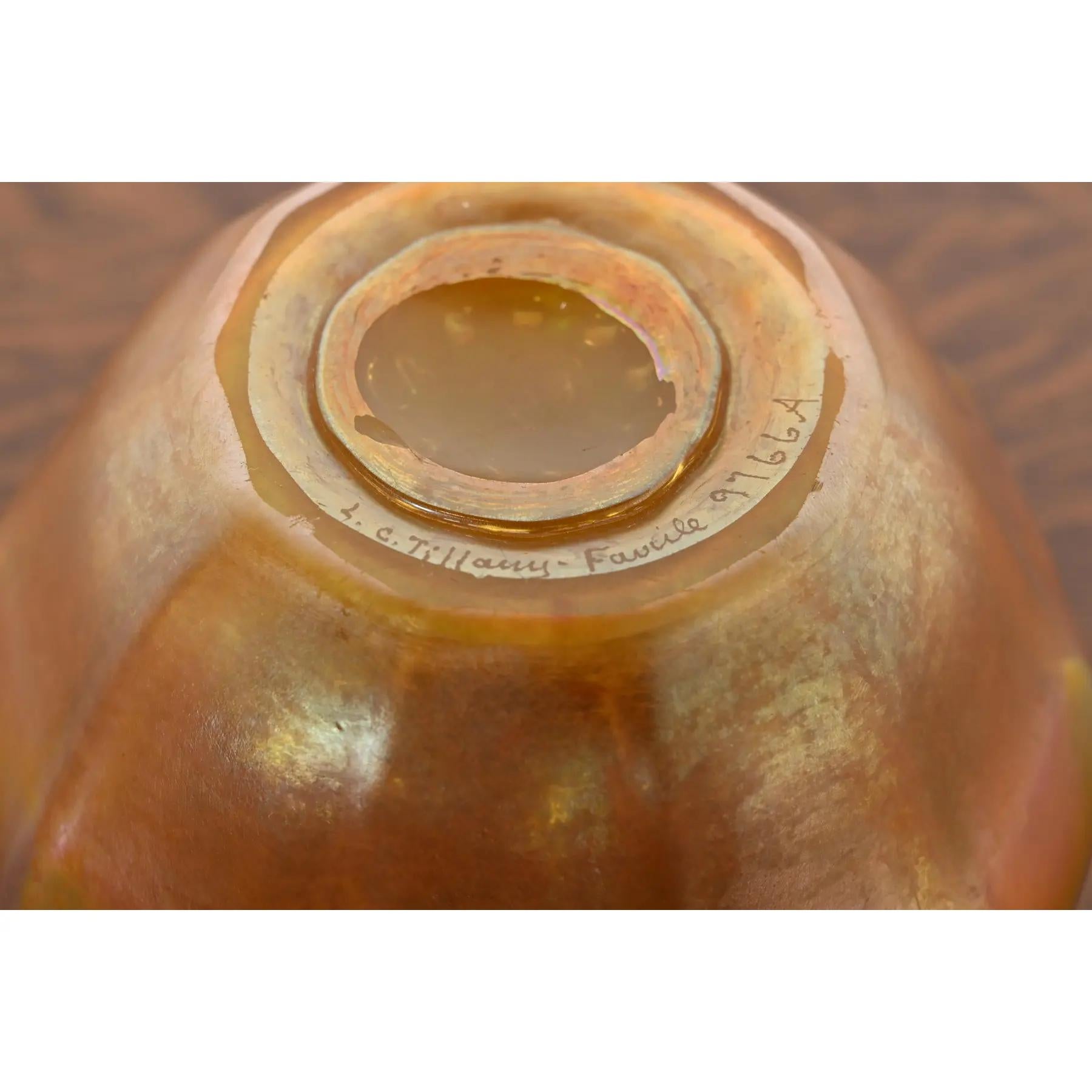 Louis Comfort Tiffany Favrile Iridescent Art Glass Bowl With Scalloped Edge (bol en verre d'art irisé à bord festonné) en vente 2