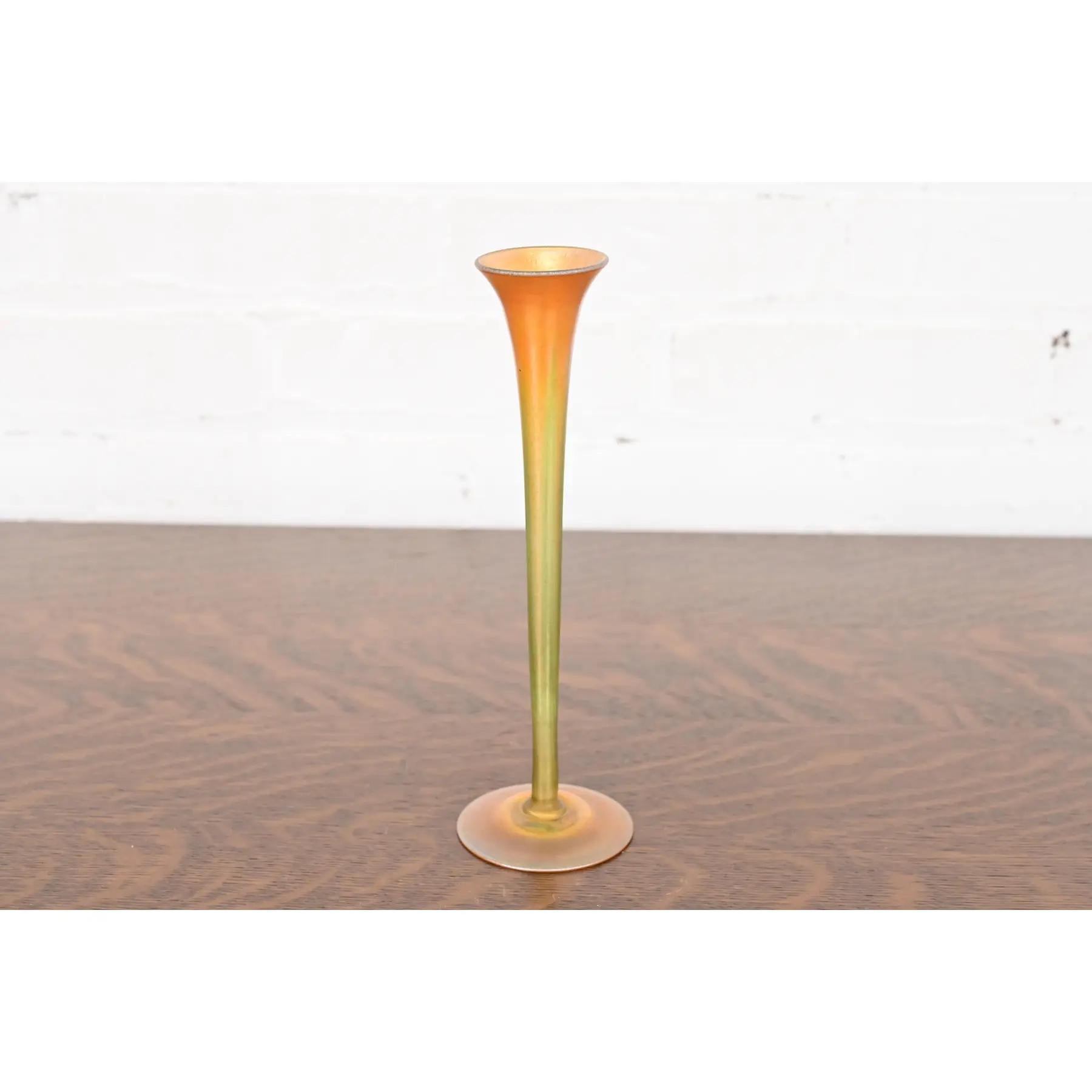 Eine wunderschöne Knospenvase aus irisierendem Favrile-Glas aus der Zeit des Arts & Crafts oder Art Nouveau

Von Louis Comfort Tiffany für die Tiffany Studios (signiert auf der Unterseite)

USA, ca. 1910

Maße: 2,5 