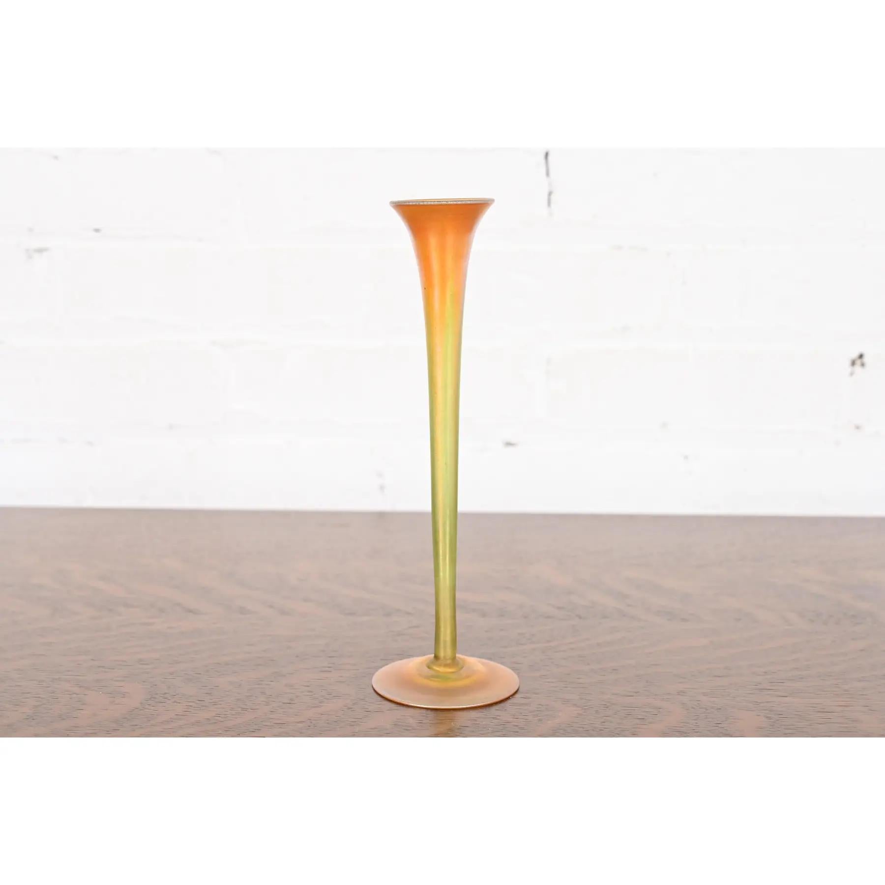 Louis Comfort Tiffany Favrile schillernde Kunstglas Knospe Vase (Arts and Crafts) im Angebot