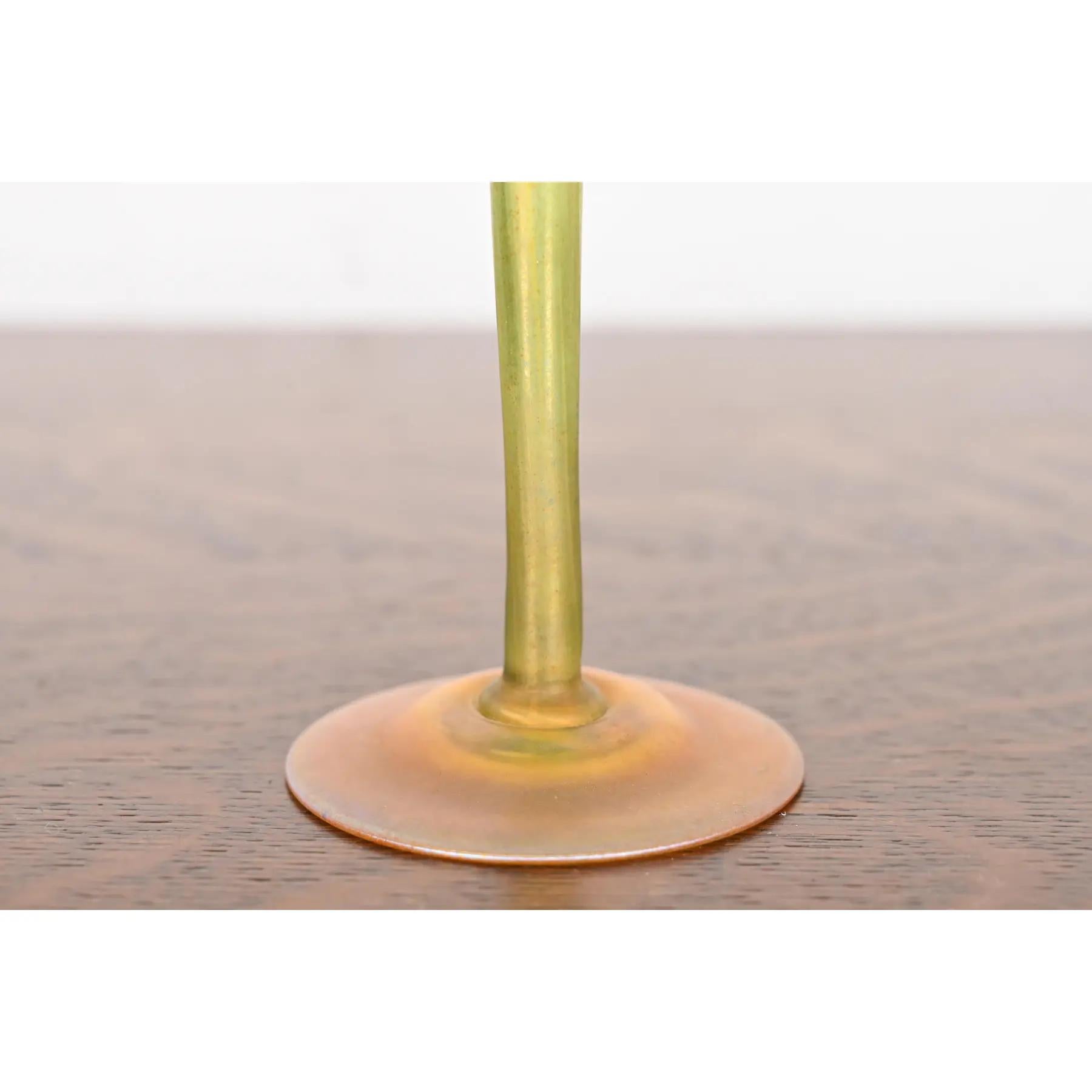 Louis Comfort Tiffany Favrile schillernde Kunstglas Knospe Vase (Glaskunst) im Angebot