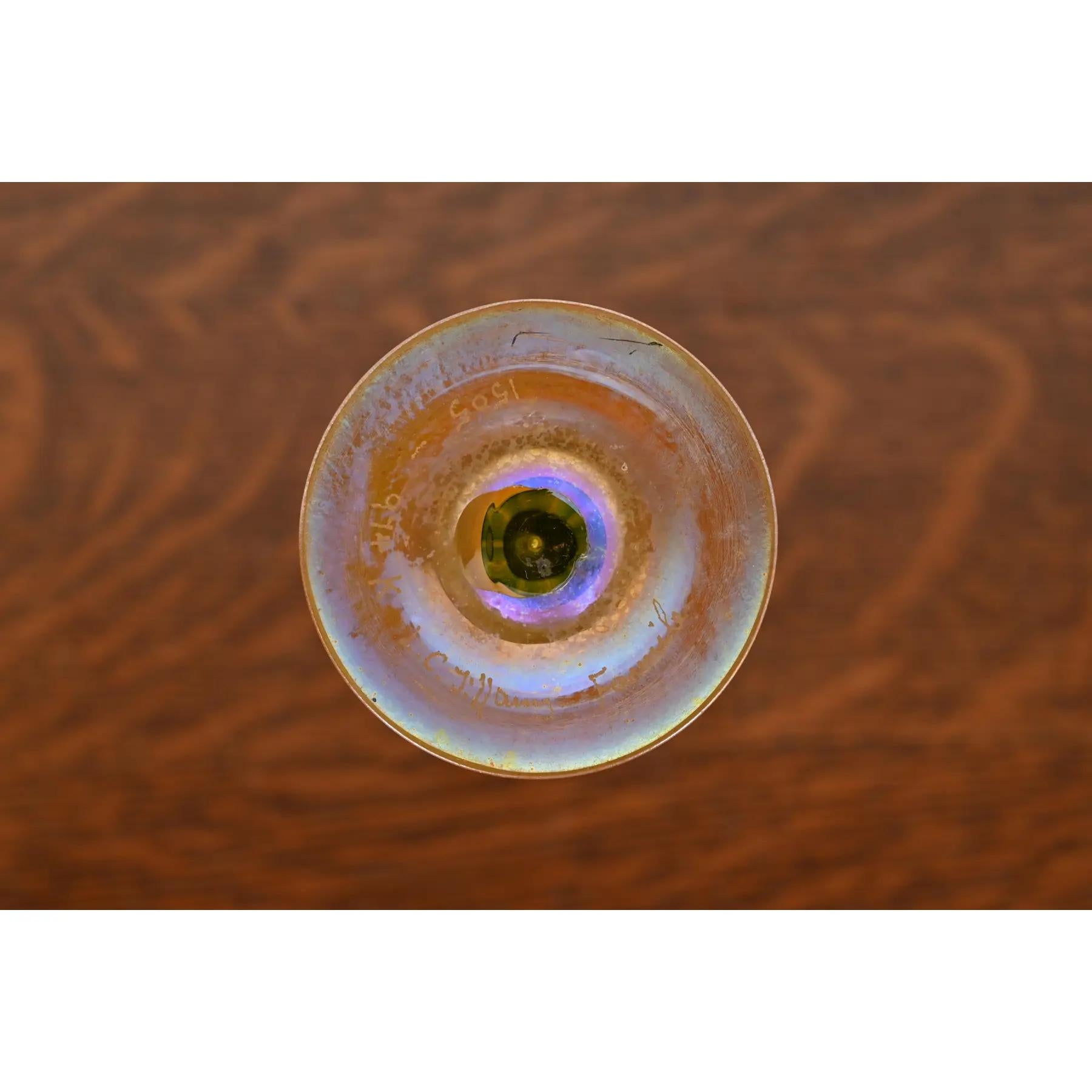 Louis Comfort Tiffany Favrile schillernde Kunstglas Knospe Vase im Angebot 1