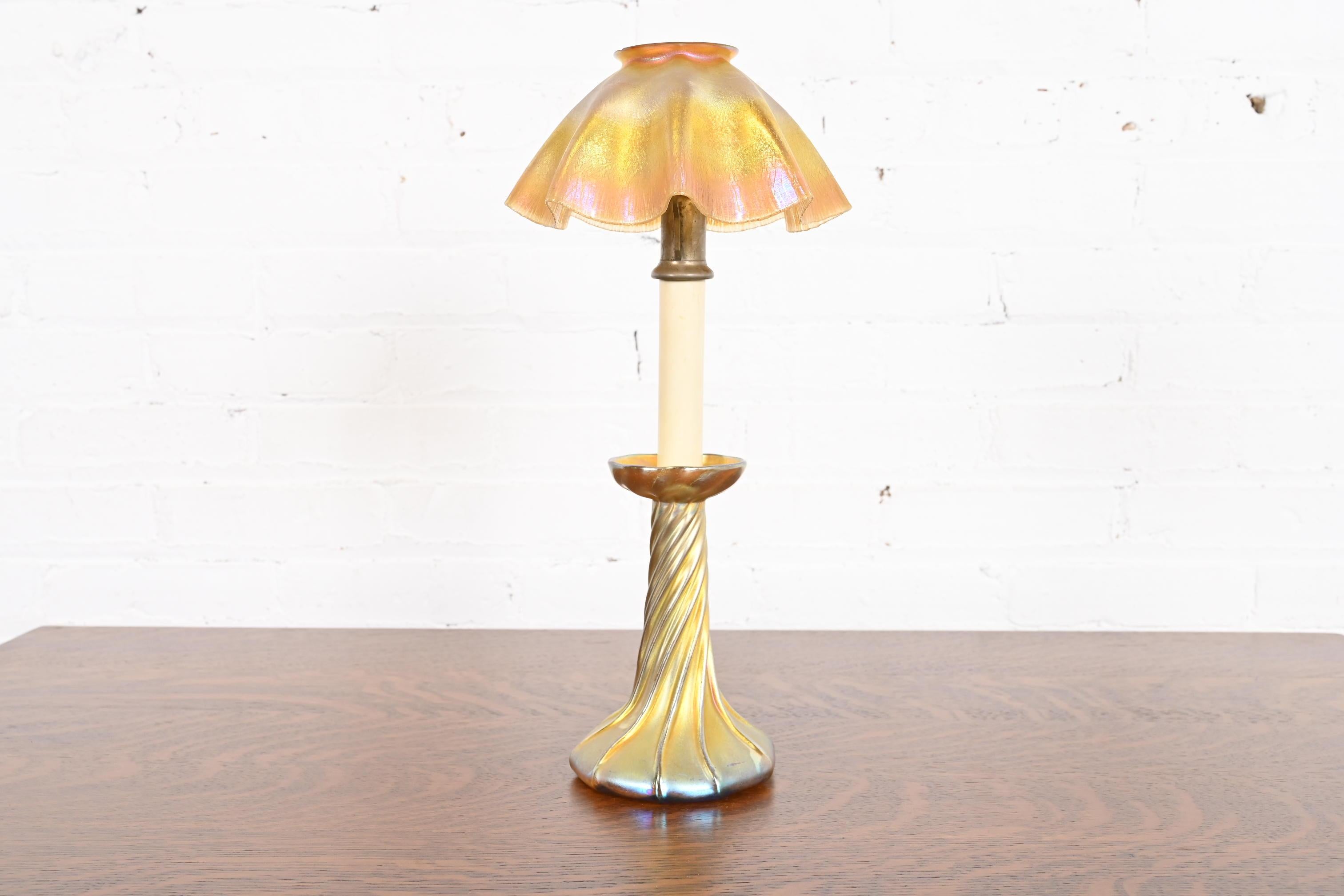 Magnifique lampe à bougie en verre irisé Favrile, d'époque Arts & Crafts ou Art Nouveau.

Par Louis Comfort Tiffany pour Tiffany Studios (l'abat-jour et la base sont tous deux signés 