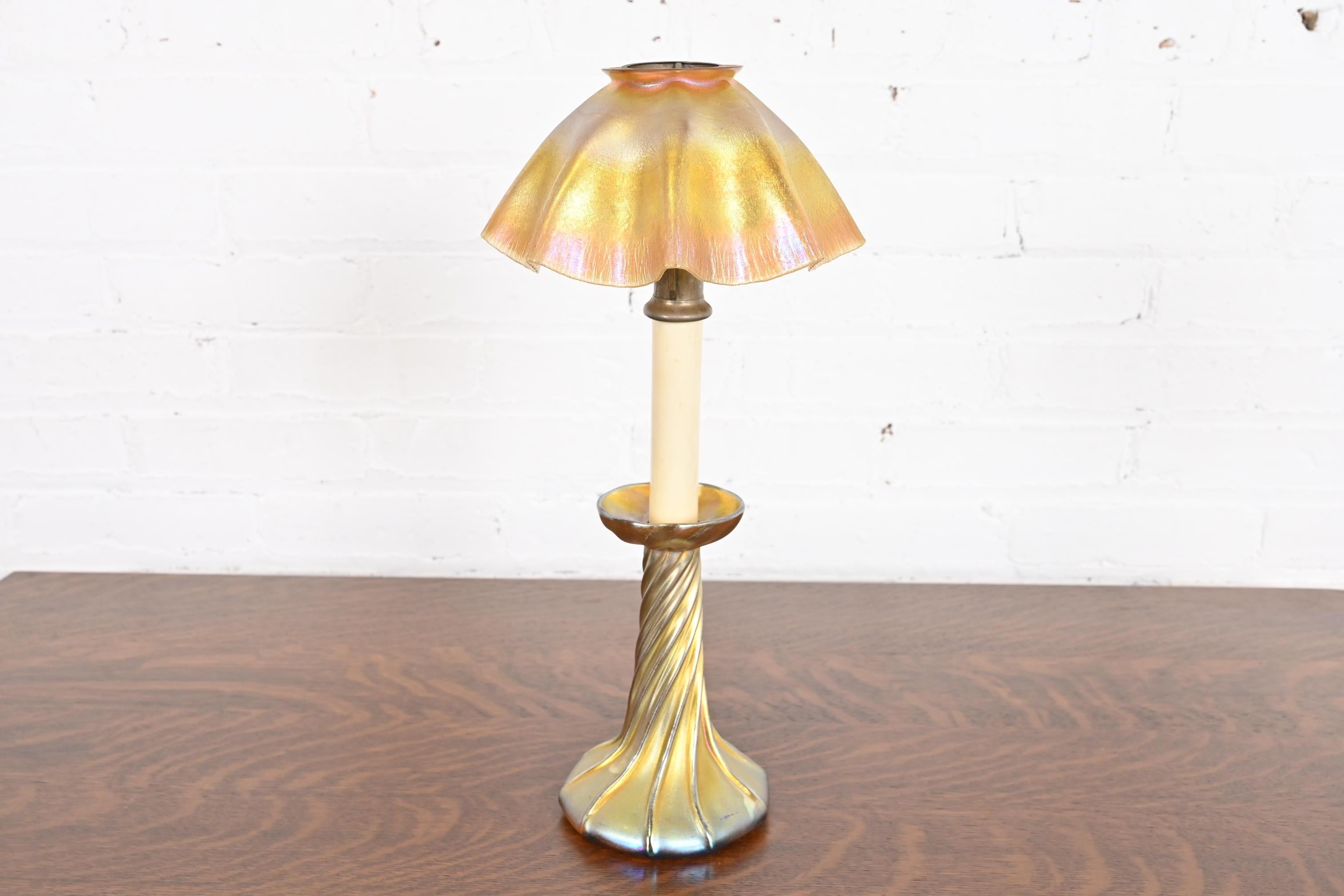 Arts and Crafts Lampe à bougie Tiffany Favrile en verre d'art irisé Louis Comfort en vente