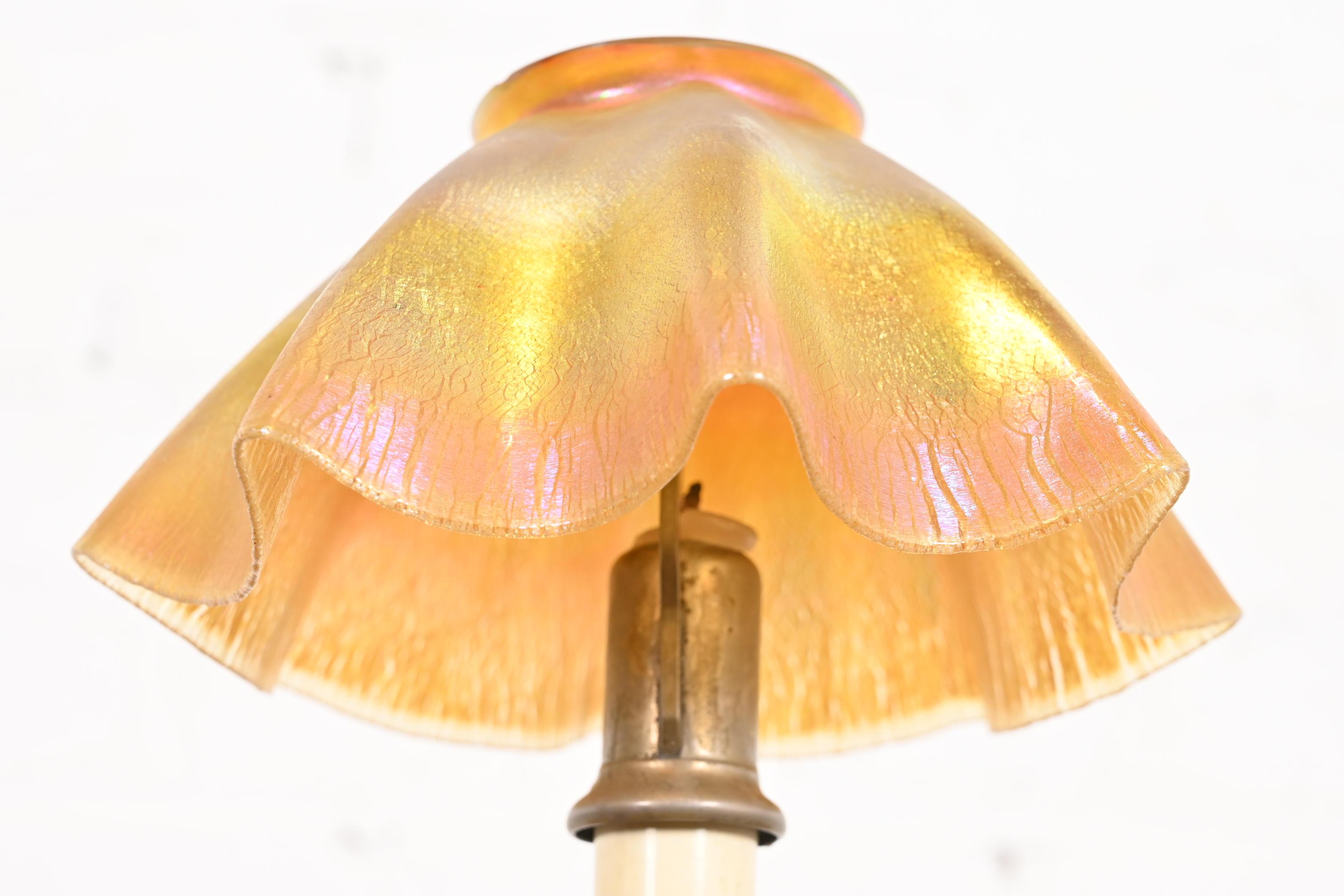20ième siècle Lampe à bougie Tiffany Favrile en verre d'art irisé Louis Comfort en vente
