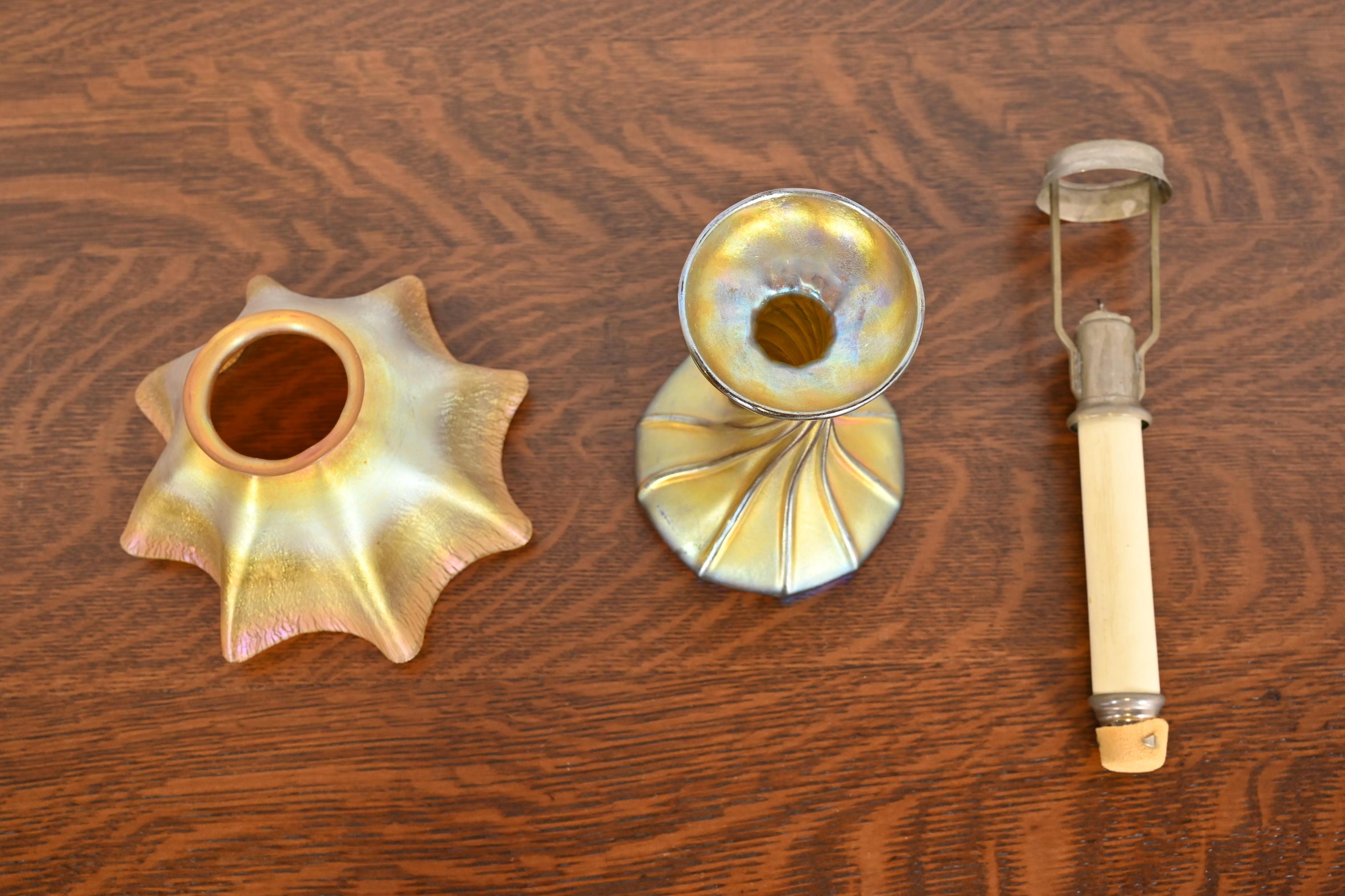Verre d'art Lampe à bougie Tiffany Favrile en verre d'art irisé Louis Comfort en vente