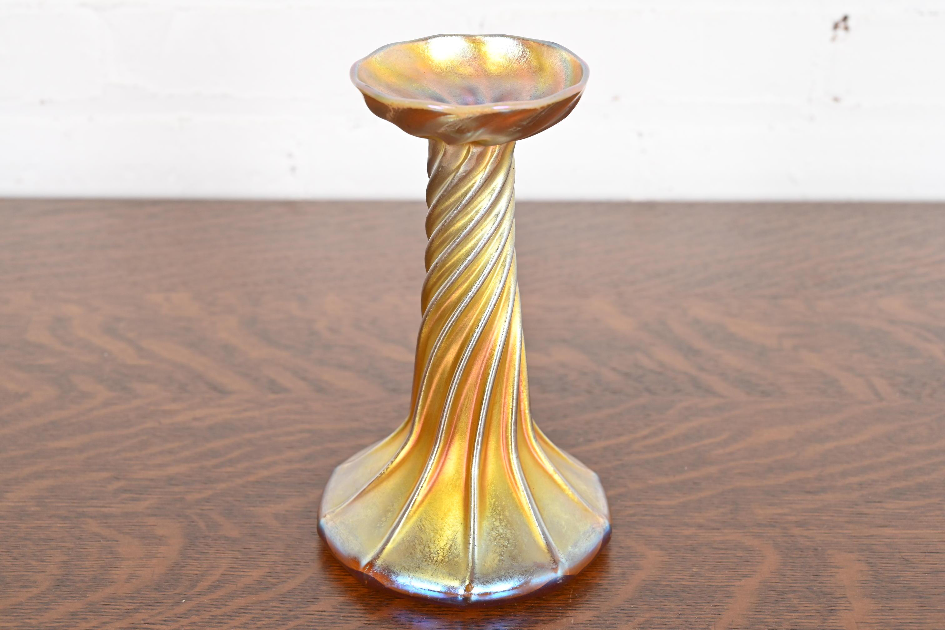 Precioso candelabro de vidrio artístico iridiscente Favrile de la época Arts & Crafts o Art Nouveau

Por Louis Comfort Tiffany para Tiffany Studios (firmado en la parte inferior)

EEUU, circa 1910

Medidas: 4,5
