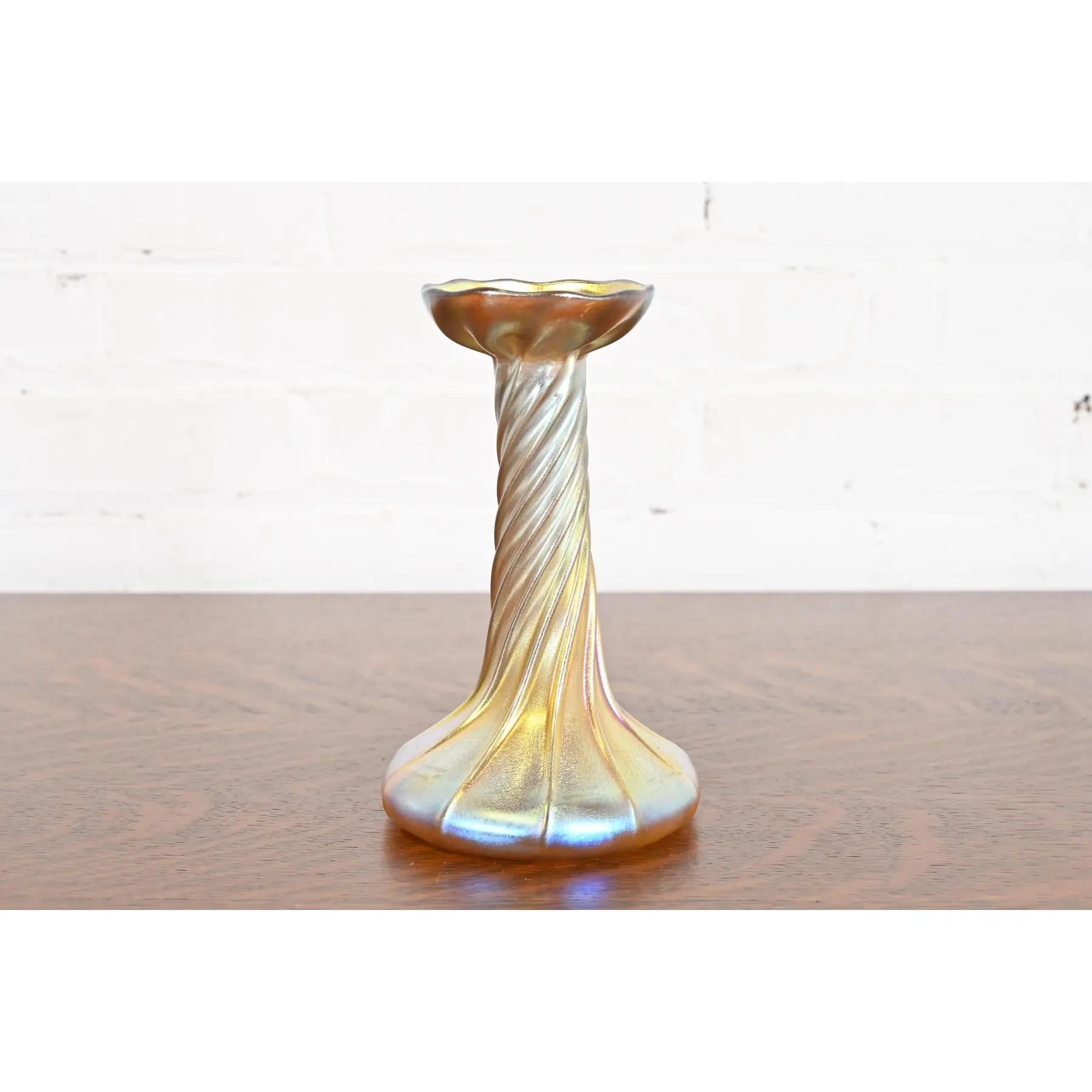 Precioso candelabro de vidrio artístico iridiscente Favrile de la época Arts & Crafts o Art Nouveau

Por Louis Comfort Tiffany para Tiffany Studios (firmado en la parte inferior)

EEUU, circa 1910

Medidas: 4,38
