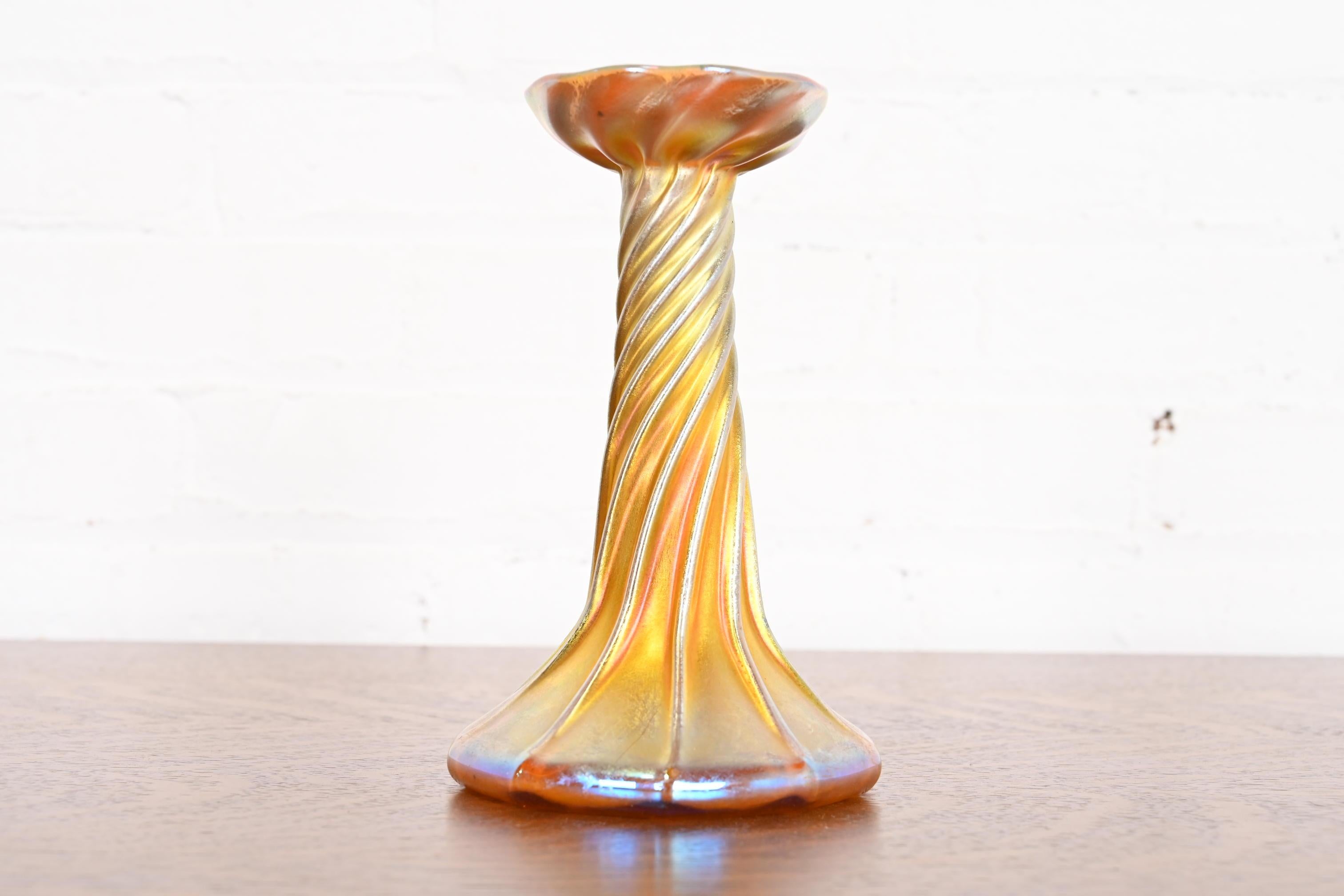 Candelabro de vidrio artístico iridiscente Favrile de Louis Comfort Tiffany Artes y manualidades en venta