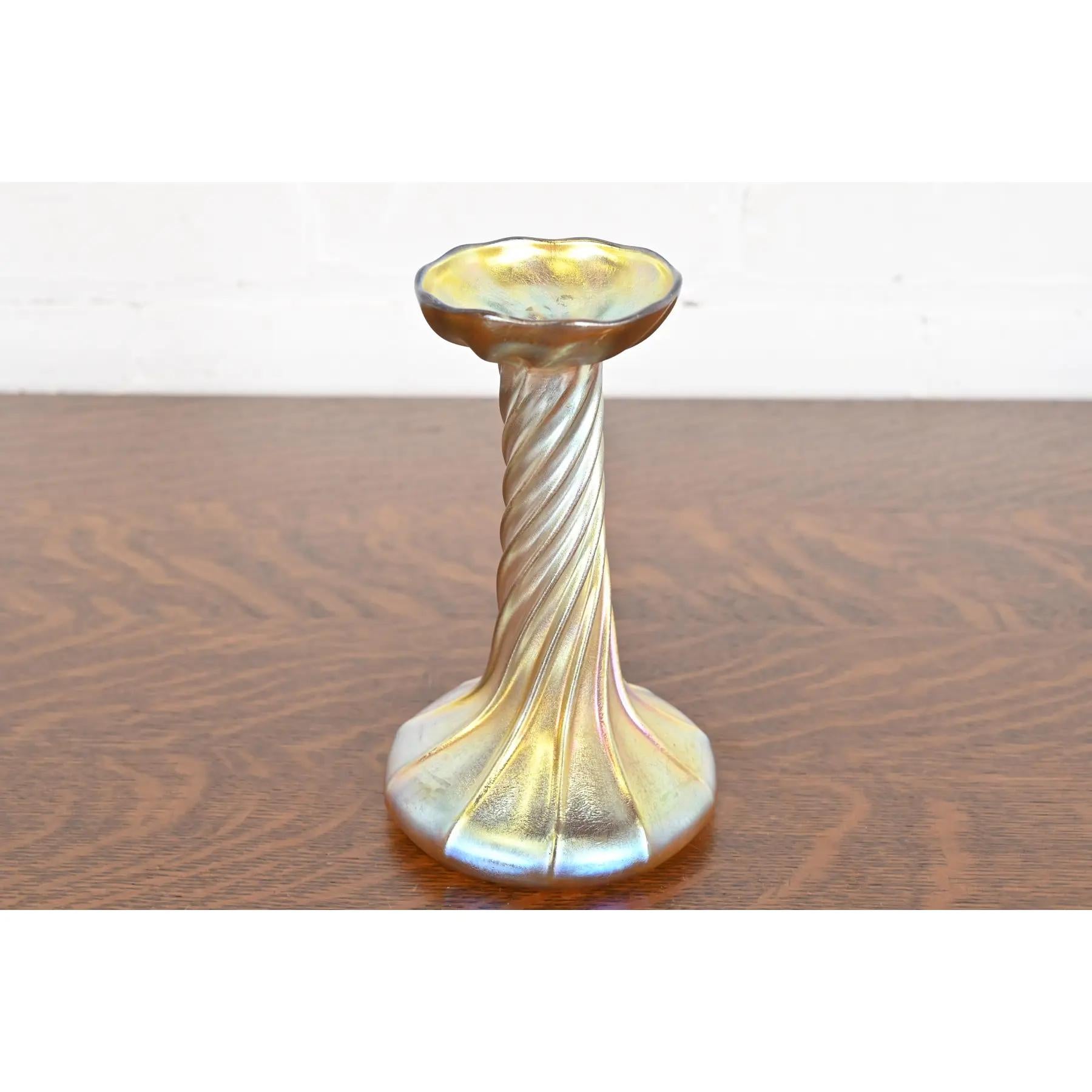 Candelabro de vidrio artístico iridiscente Favrile de Louis Comfort Tiffany Artes y manualidades en venta