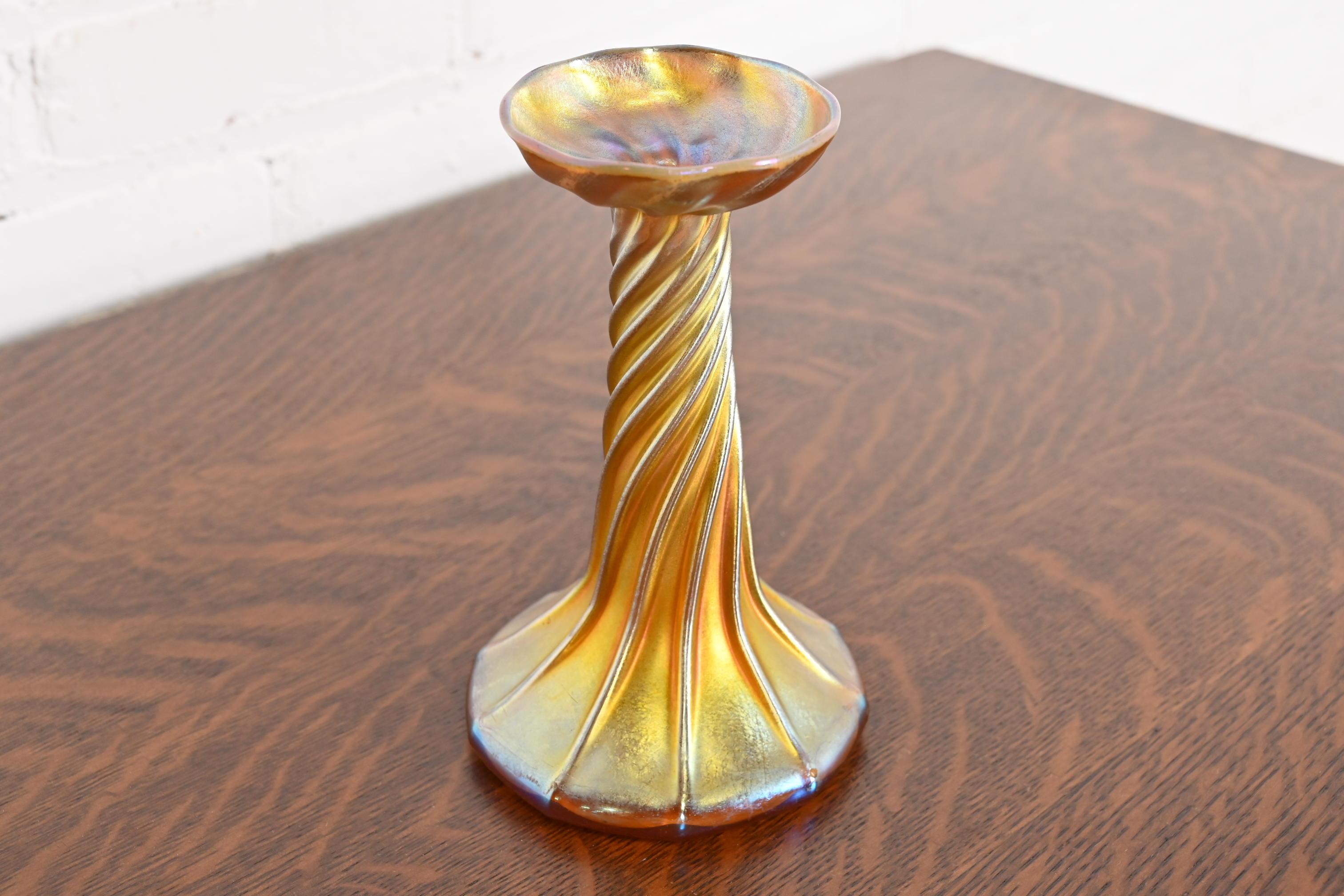 Candelabro de vidrio artístico iridiscente Favrile de Louis Comfort Tiffany Estadounidense en venta
