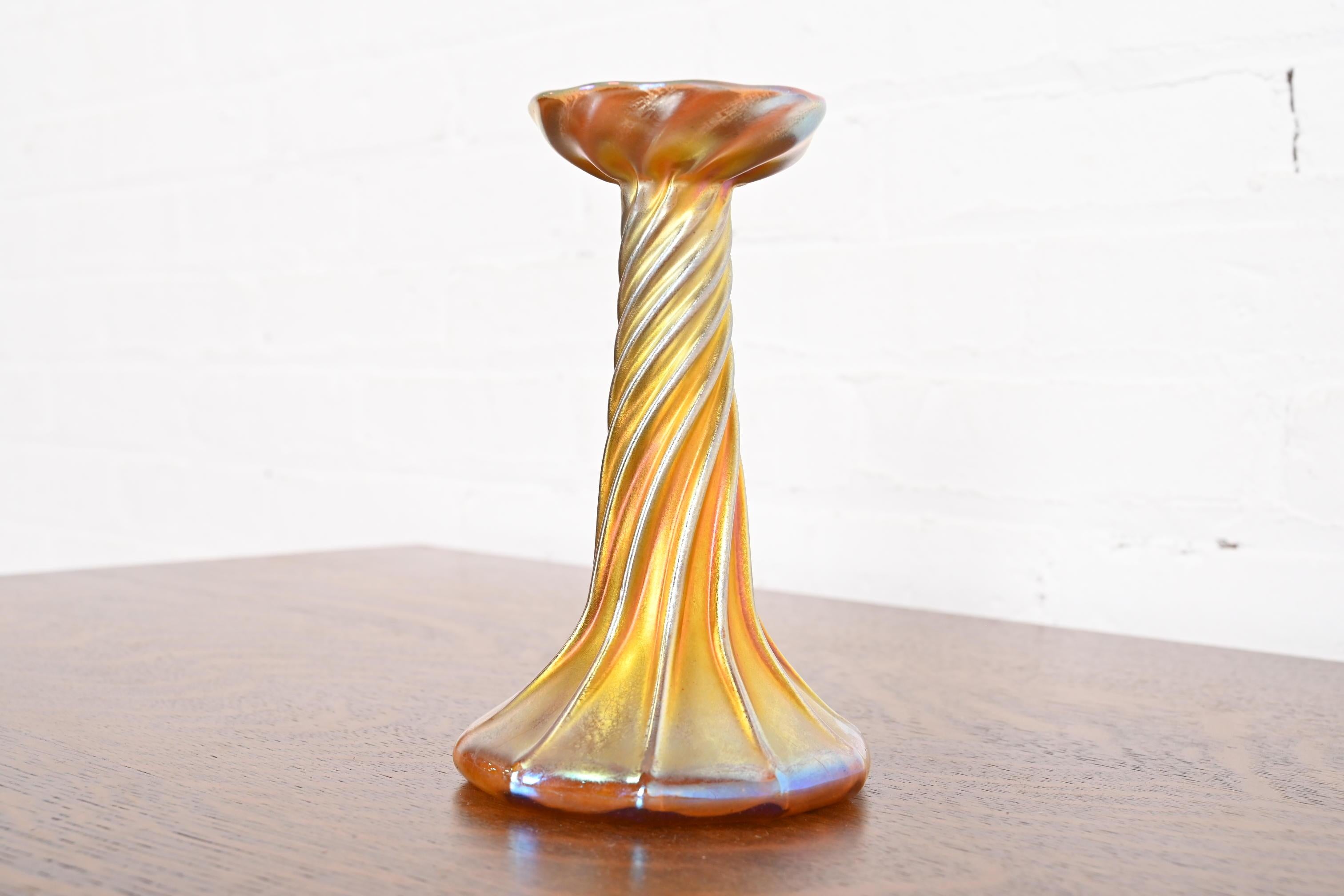 Candelabro de vidrio artístico iridiscente Favrile de Louis Comfort Tiffany en Bueno estado para la venta en South Bend, IN