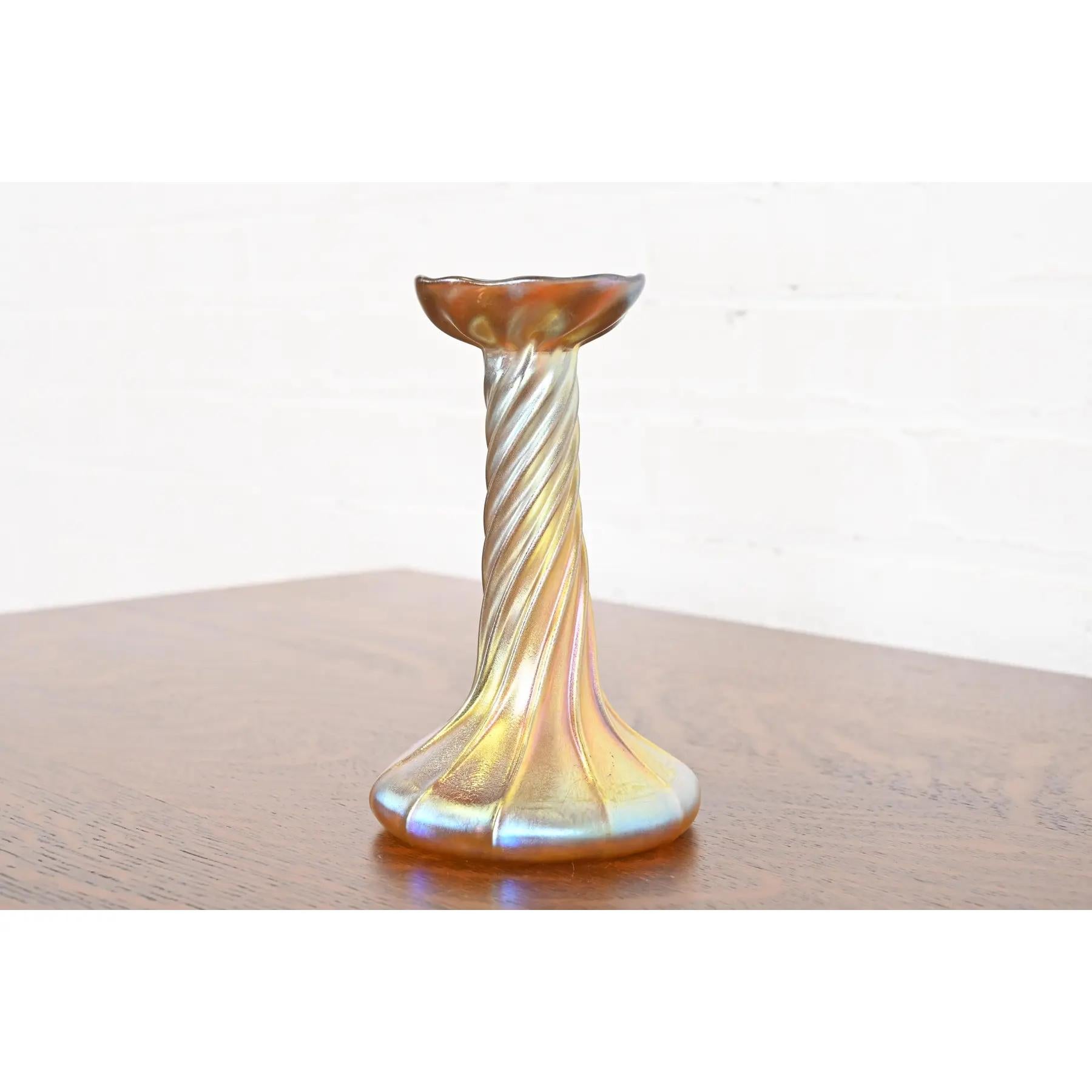 Candelabro de vidrio artístico iridiscente Favrile de Louis Comfort Tiffany en Bueno estado para la venta en South Bend, IN
