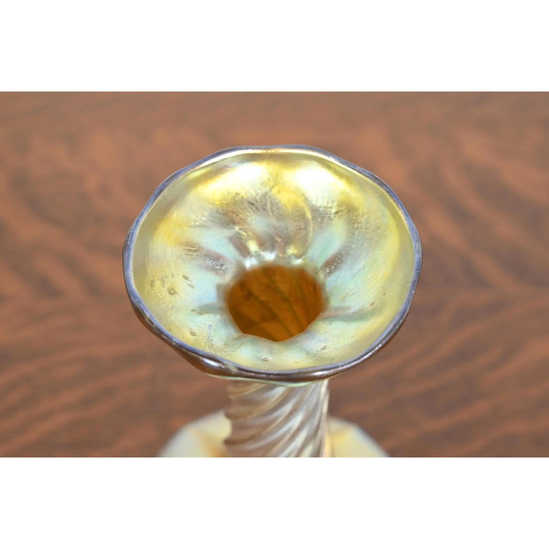 Candelabro de vidrio artístico iridiscente Favrile de Louis Comfort Tiffany siglo XX en venta