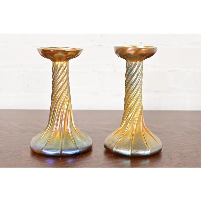 Una splendida coppia di candelabri in vetro artistico Favrile iridescente del periodo Arts & Crafts o Art Nouveau

Di Louis Comfort Tiffany per Tiffany Studios (ognuna firmata sul lato inferiore)

USA, circa 1910

Misure: 
Candeliere 1 - 4,63 