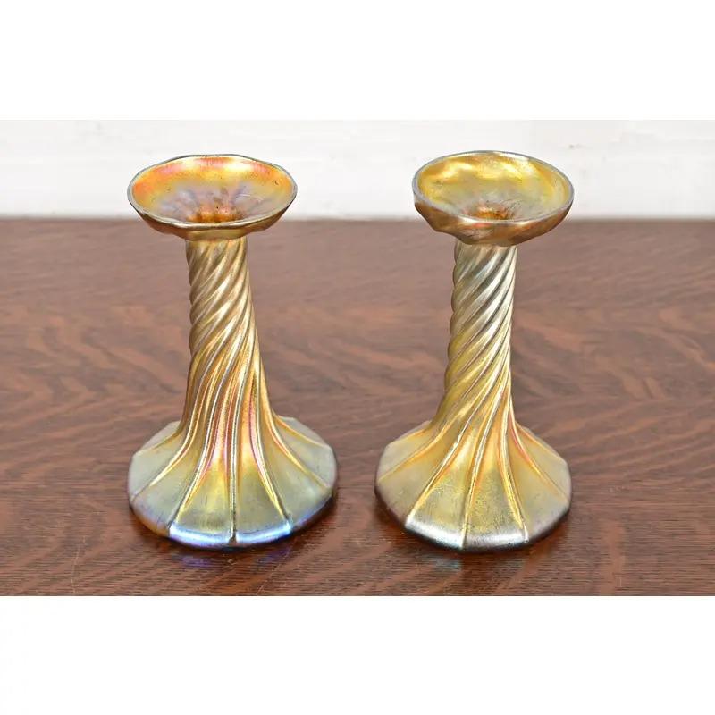 Arts and Crafts Candelieri in vetro artistico Louis Comfort Tiffany Favrile Iridescente, coppia in vendita