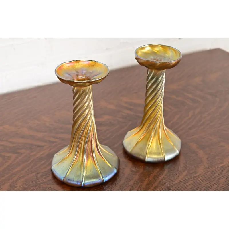 Candelieri in vetro artistico Louis Comfort Tiffany Favrile Iridescente, coppia In condizioni buone in vendita a South Bend, IN