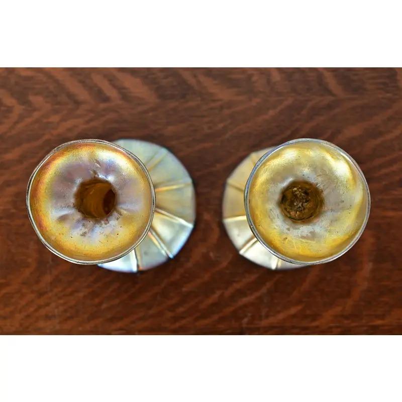XX secolo Candelieri in vetro artistico Louis Comfort Tiffany Favrile Iridescente, coppia in vendita