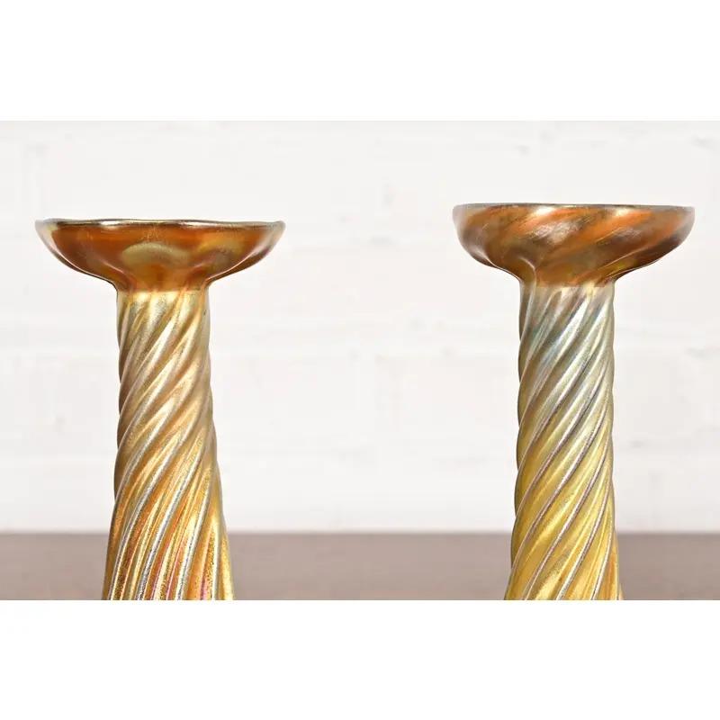 Candelieri in vetro artistico Louis Comfort Tiffany Favrile Iridescente, coppia in vendita 2