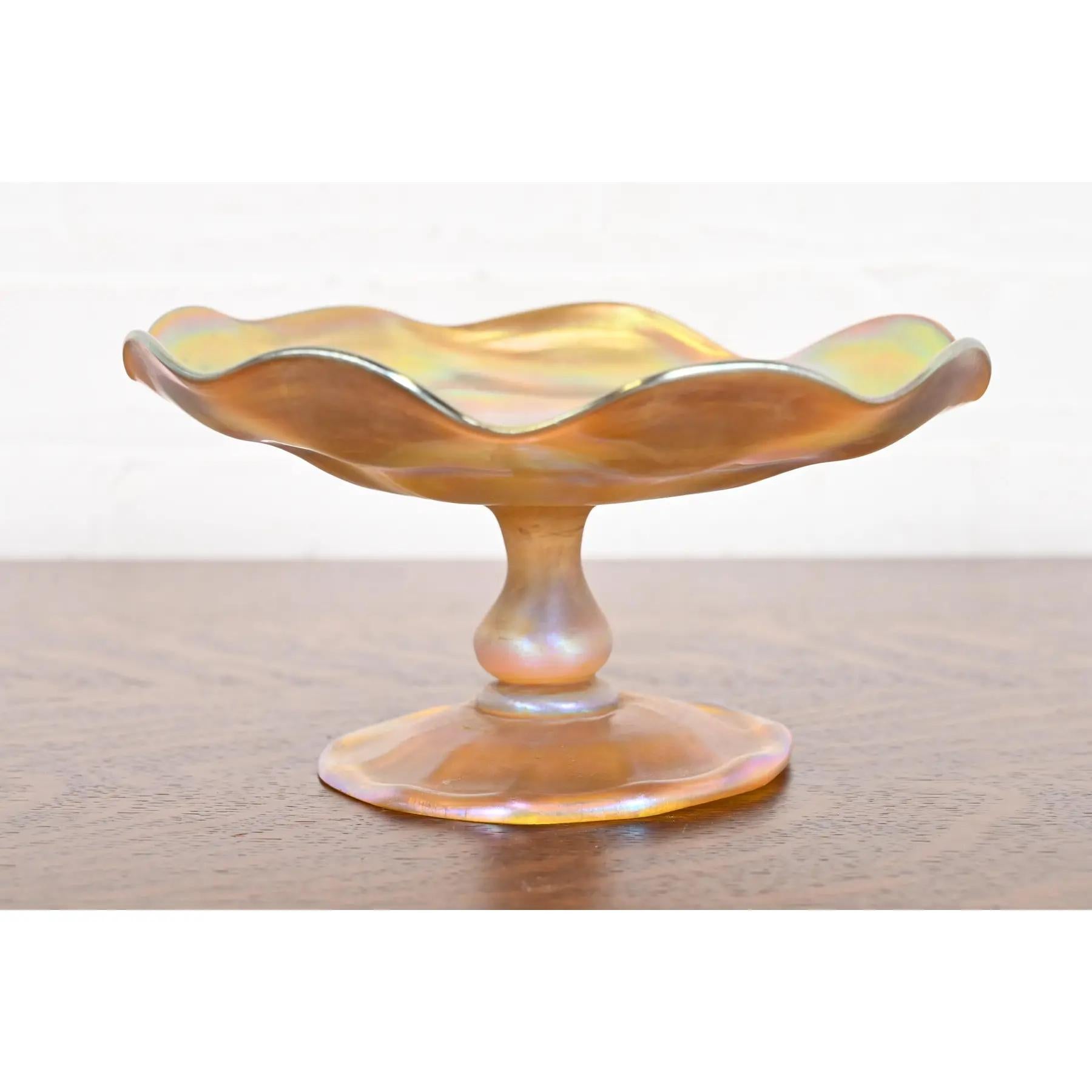 Preciosa compotera o tazza de vidrio artístico iridiscente Arts & Crafts o Art Nouveau Favrile

Por Louis Comfort Tiffany para Tiffany Studios (firmado en la parte inferior)

EEUU, circa 1910

Medidas: 8