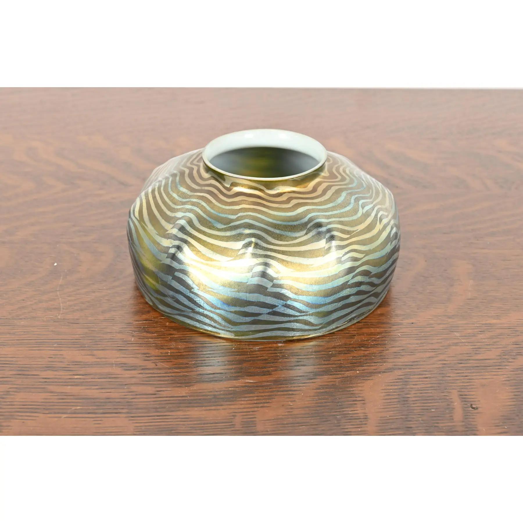 Un raro ed eccezionale paralume in vetro artistico cangiante Favrile del periodo Arts & Crafts o Art Nouveau

Di Louis Comfort Tiffany per Tiffany Studios (firmato 
