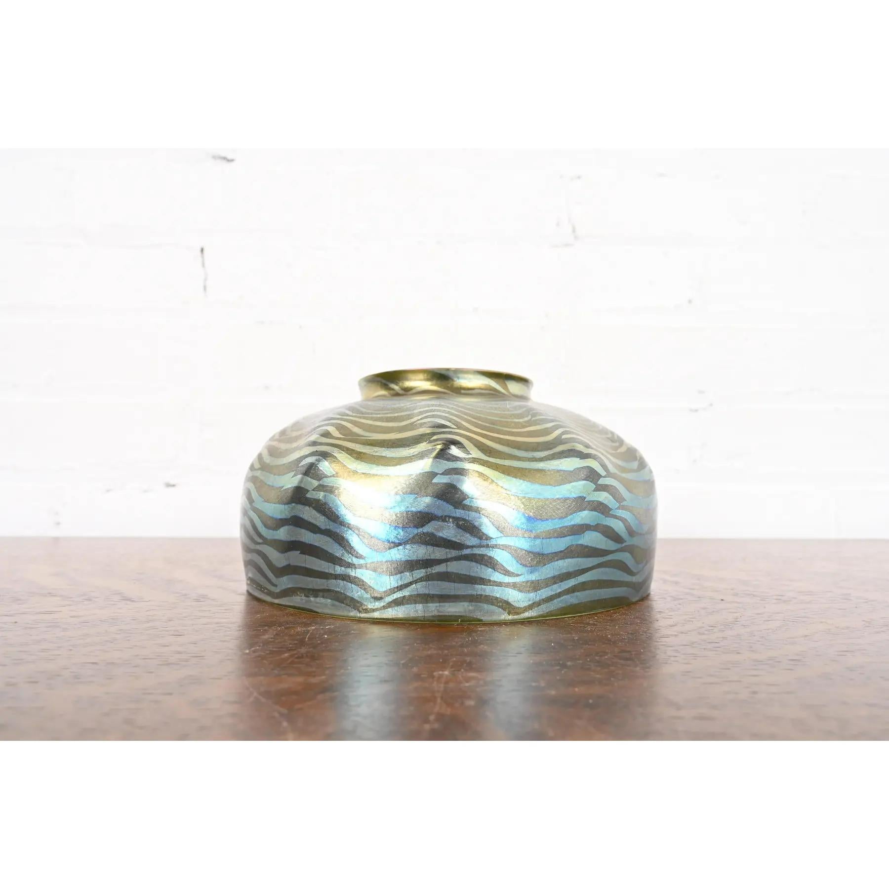 Arts and Crafts Paralume in vetro artistico cangiante Damascena di Louis Comfort Tiffany in vendita