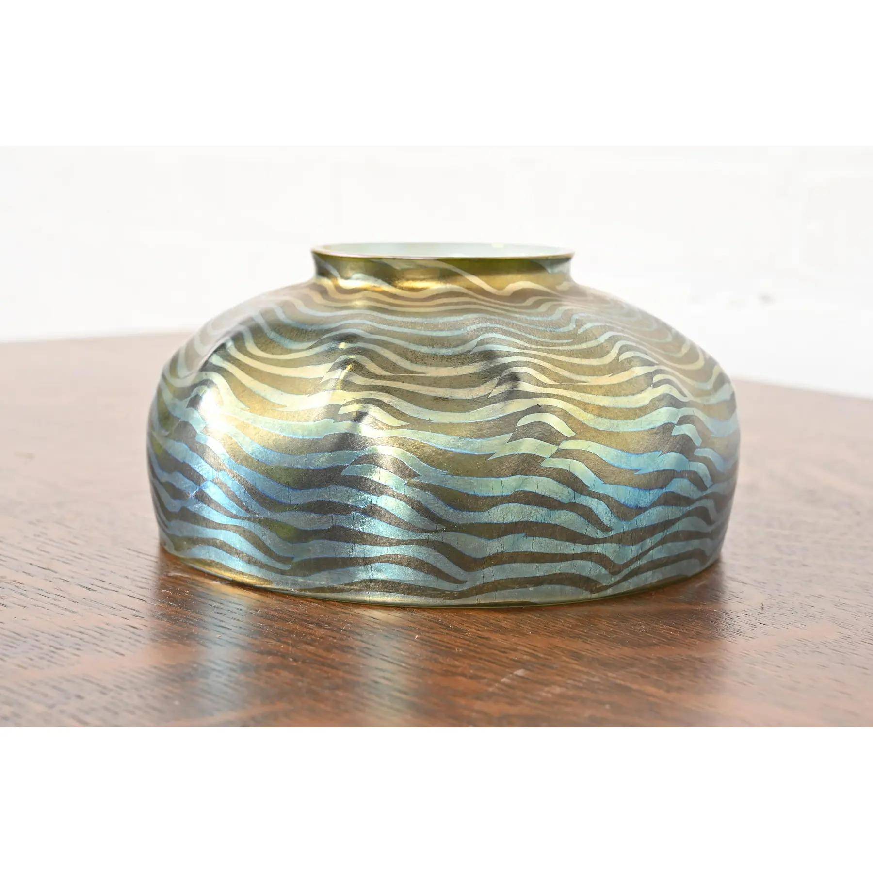 Paralume in vetro artistico cangiante Damascena di Louis Comfort Tiffany In condizioni buone in vendita a South Bend, IN