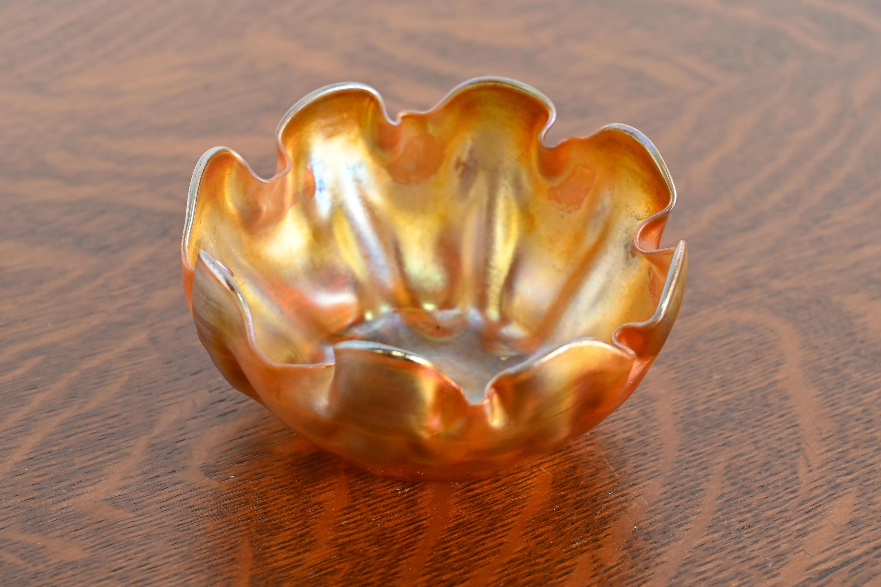 Arts and Crafts Louis Comfort Tiffany Favrile Iridescent Art Glass Finger Bowl With Ruffled Edge (bol à doigt en verre irisé à bord froncé) en vente