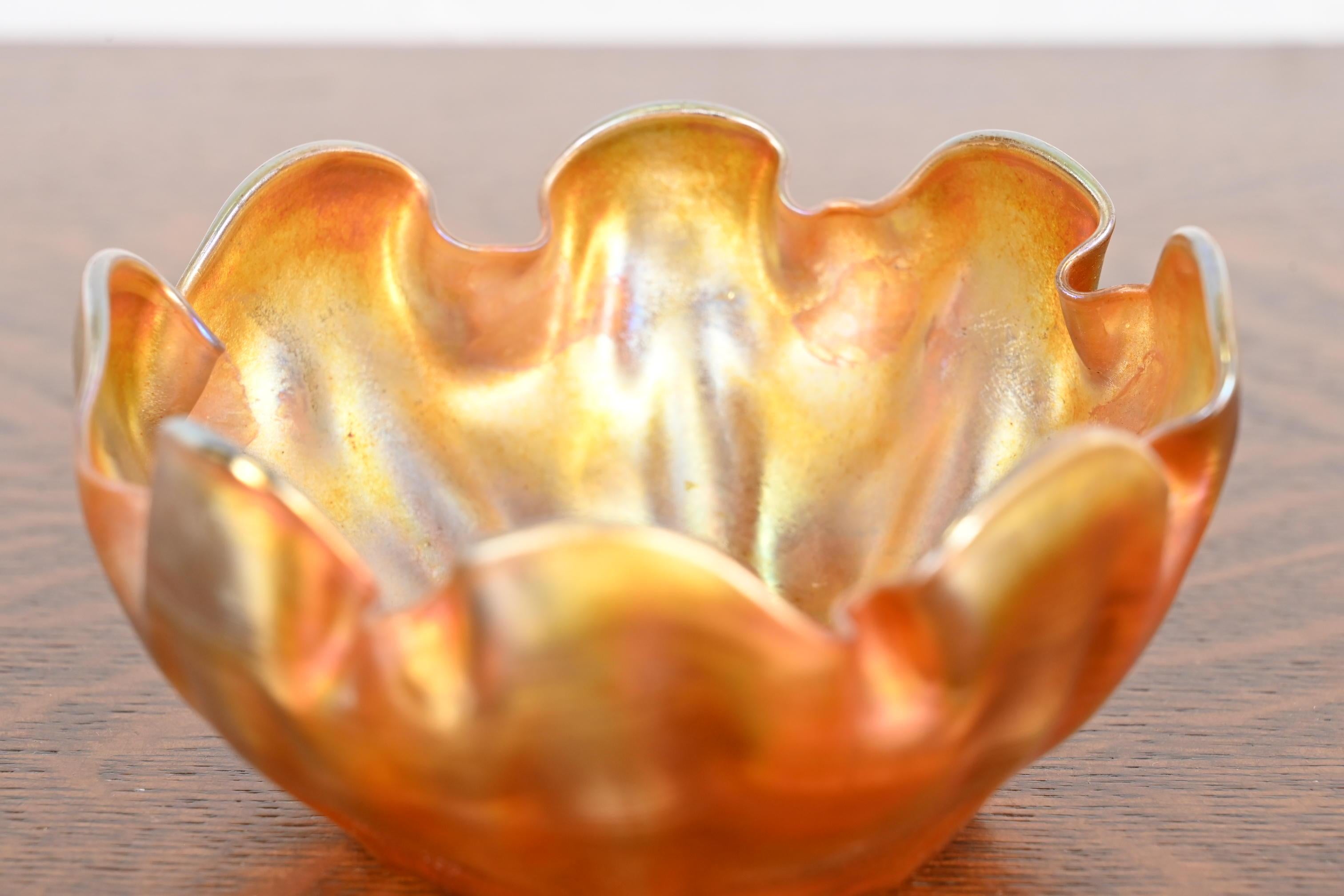 Américain Louis Comfort Tiffany Favrile Iridescent Art Glass Finger Bowl With Ruffled Edge (bol à doigt en verre irisé à bord froncé) en vente