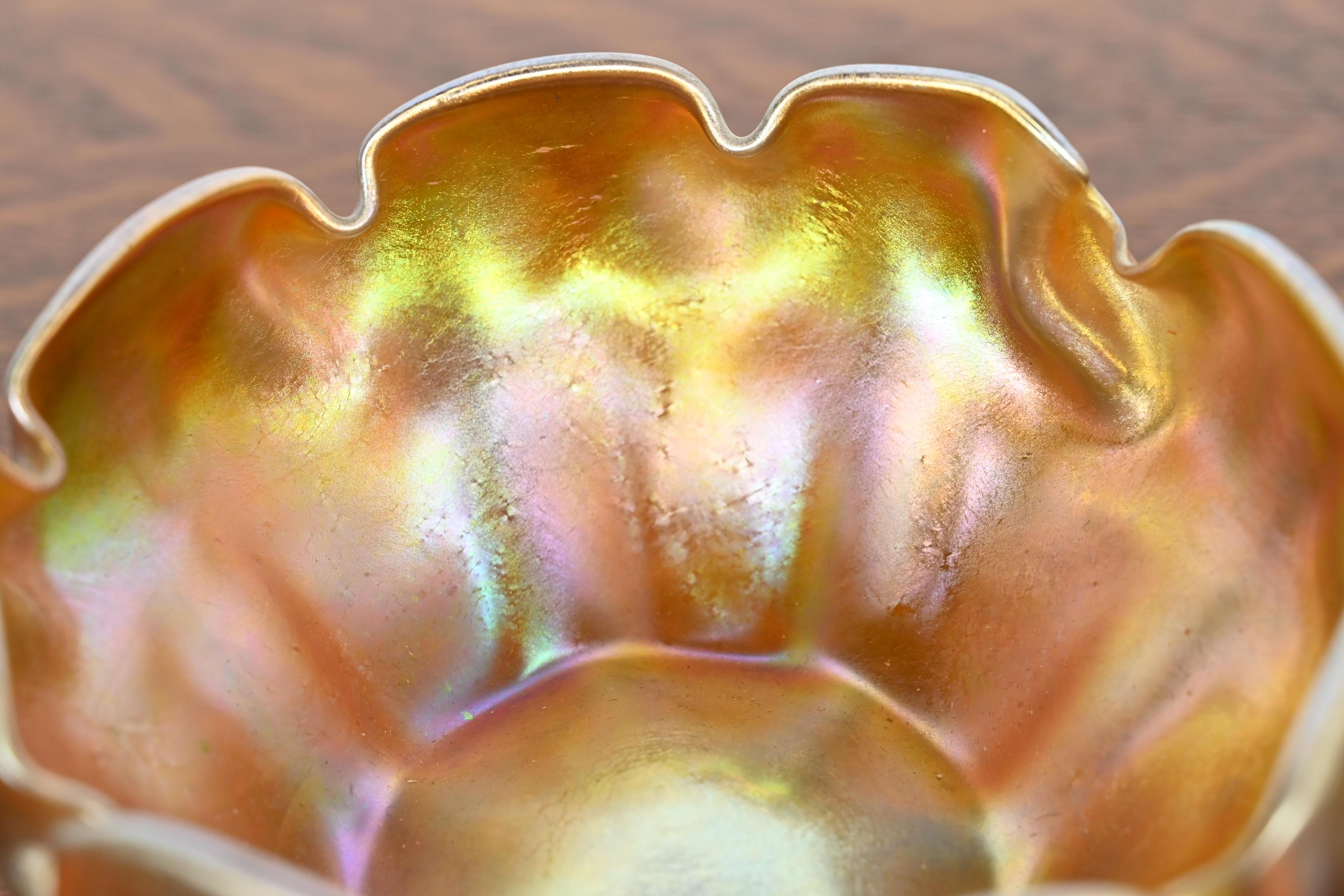 Louis Comfort Tiffany Favrile Iridescent Art Glass Finger Bowl With Ruffled Edge In Good Condition In South Bend, IN
