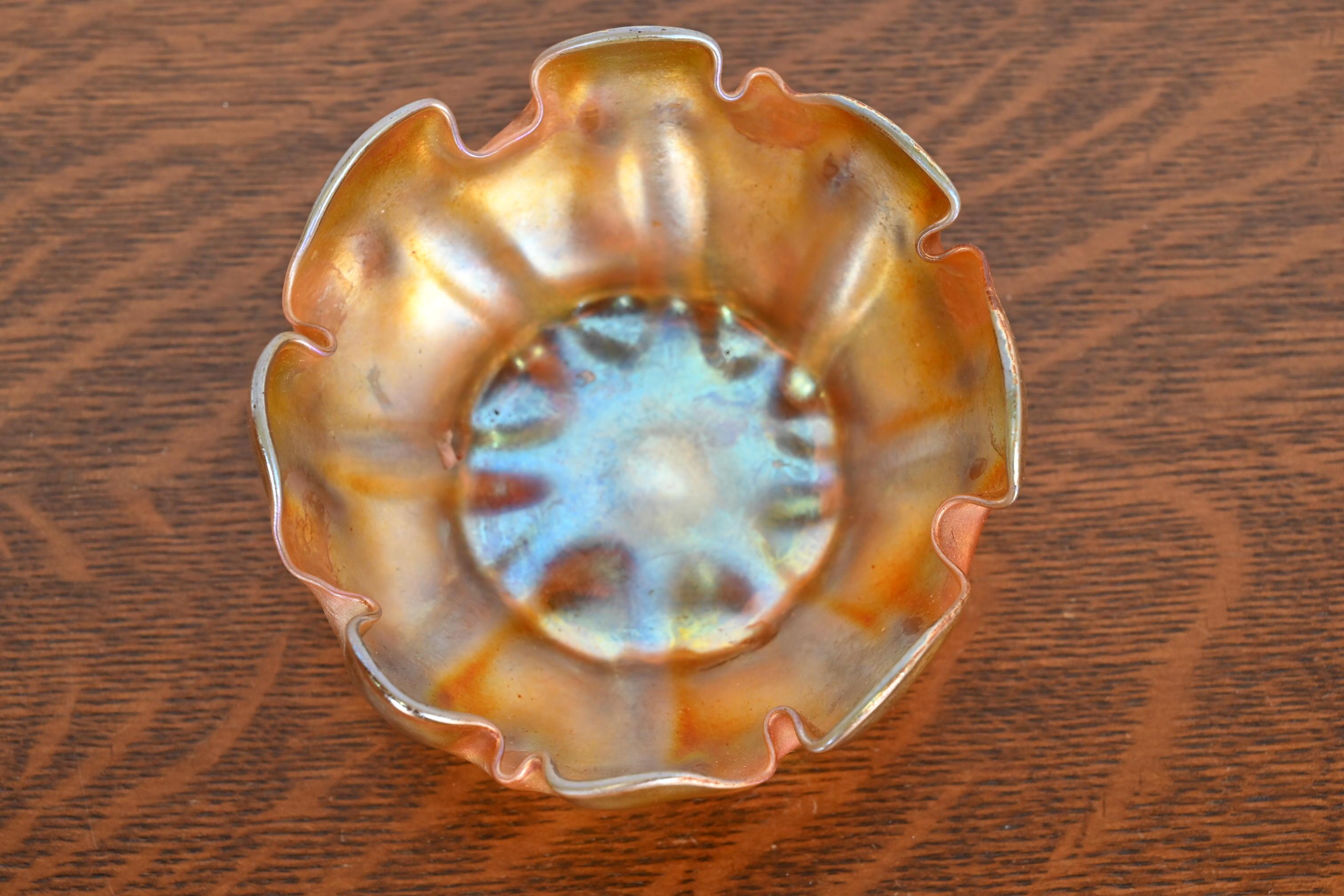 Louis Comfort Tiffany Favrile Iridescent Art Glass Finger Bowl With Ruffled Edge (bol à doigt en verre irisé à bord froncé) Bon état - En vente à South Bend, IN