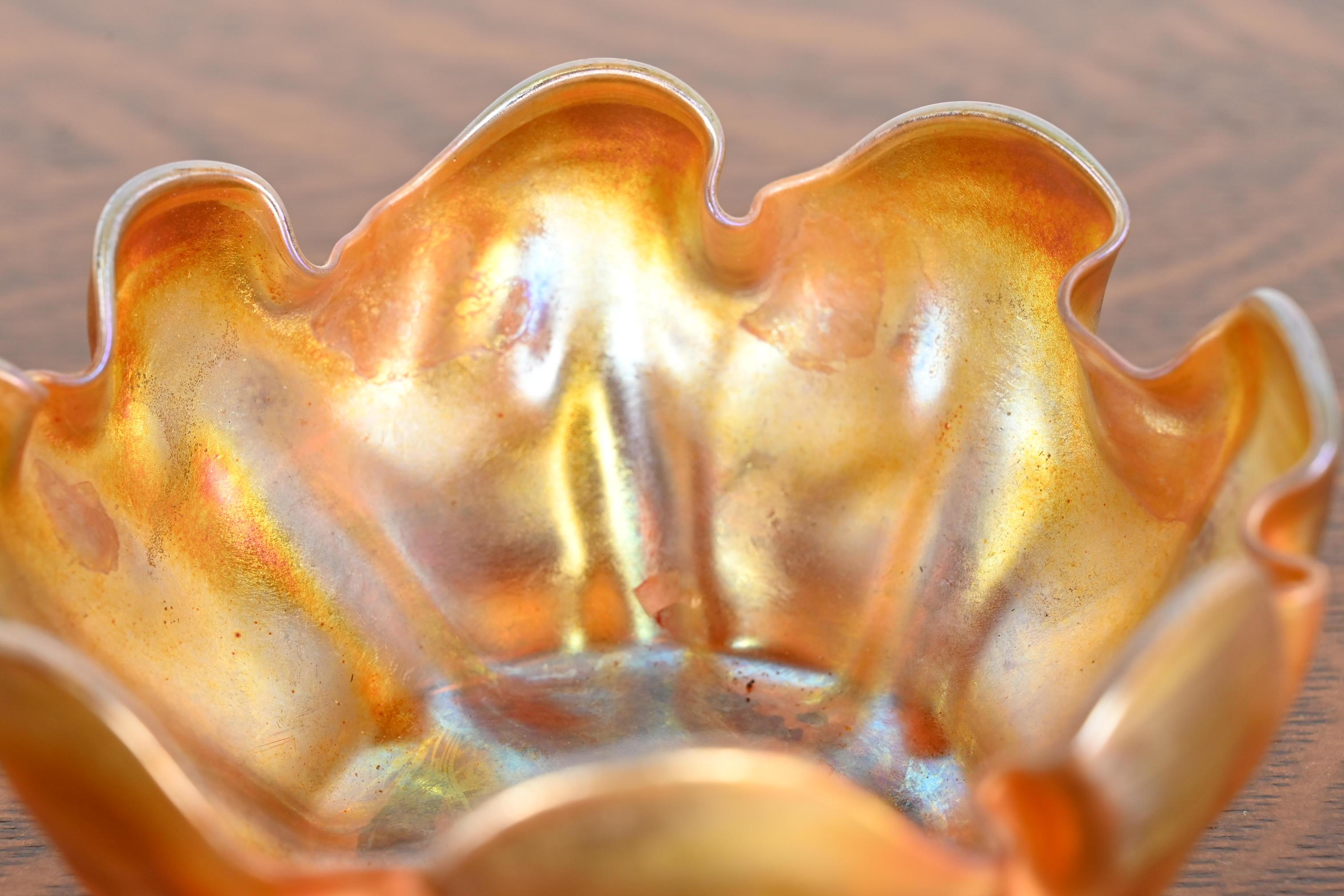 20ième siècle Louis Comfort Tiffany Favrile Iridescent Art Glass Finger Bowl With Ruffled Edge (bol à doigt en verre irisé à bord froncé) en vente