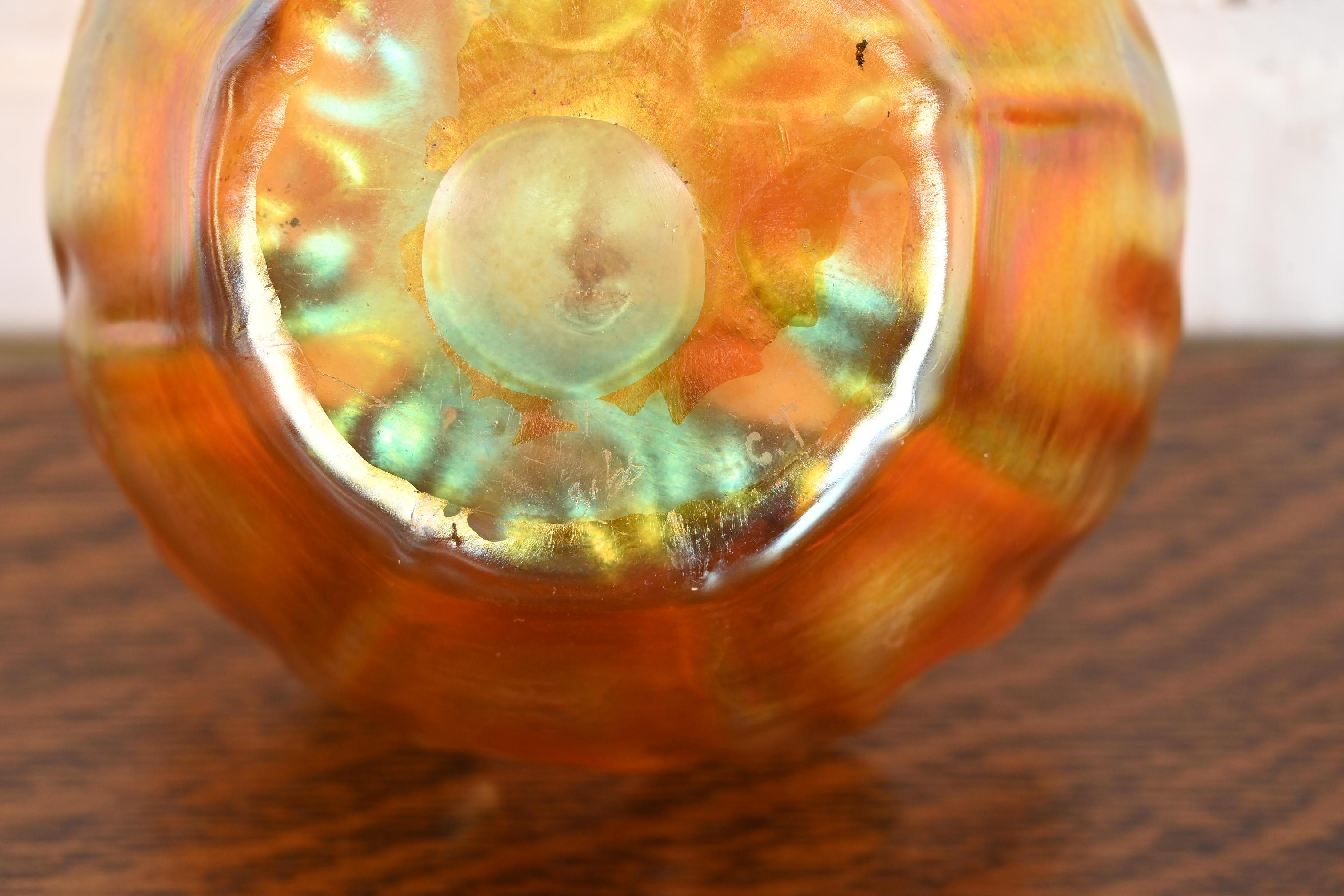 Louis Comfort Tiffany Favrile Iridescent Art Glass Finger Bowl With Ruffled Edge (bol à doigt en verre irisé à bord froncé) en vente 1