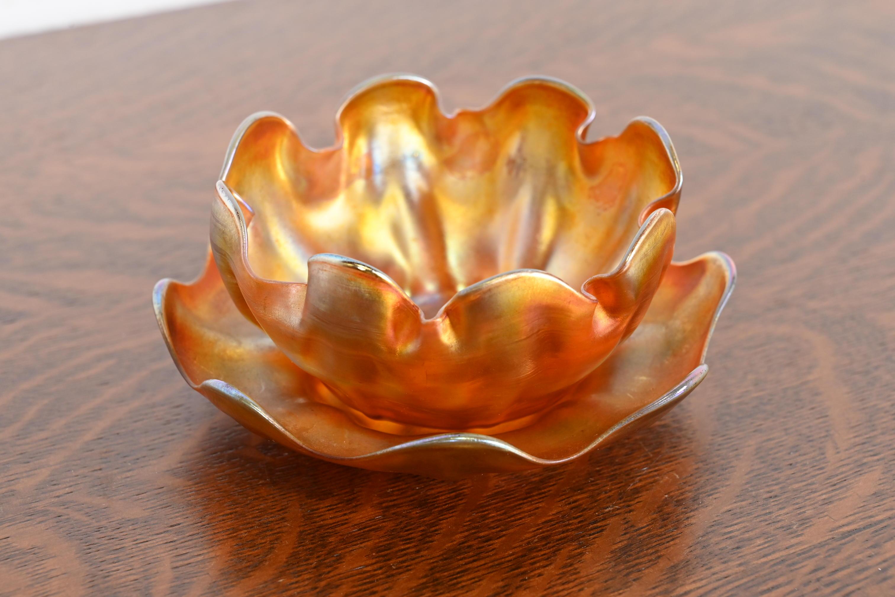 Arts and Crafts Louis Comfort Tiffany Favrile Iridescent Art Glass Finger Bowl With Underplate (bol à doigt en verre irisé avec sous-plat) en vente