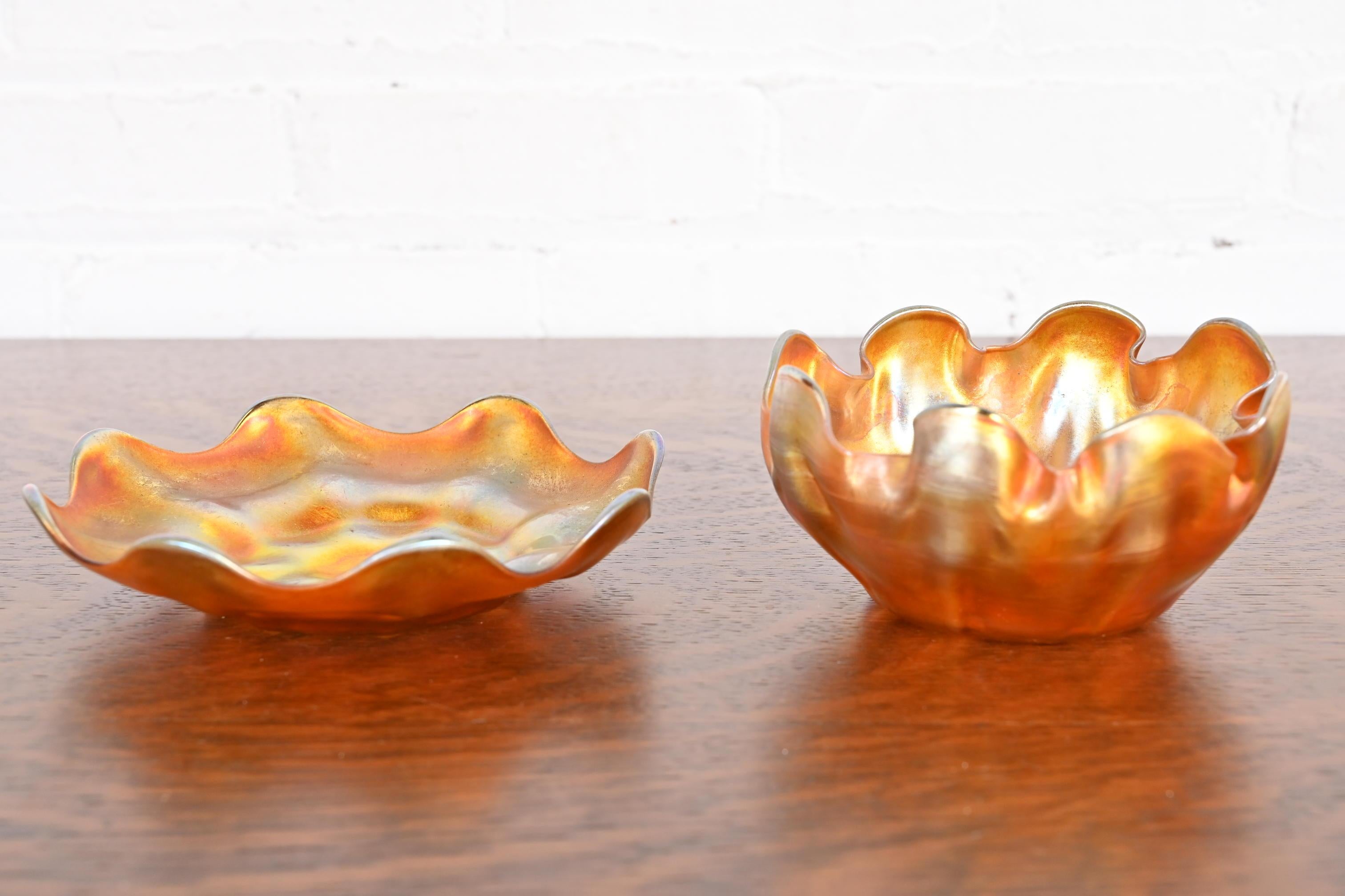 Américain Louis Comfort Tiffany Favrile Iridescent Art Glass Finger Bowl With Underplate (bol à doigt en verre irisé avec sous-plat) en vente
