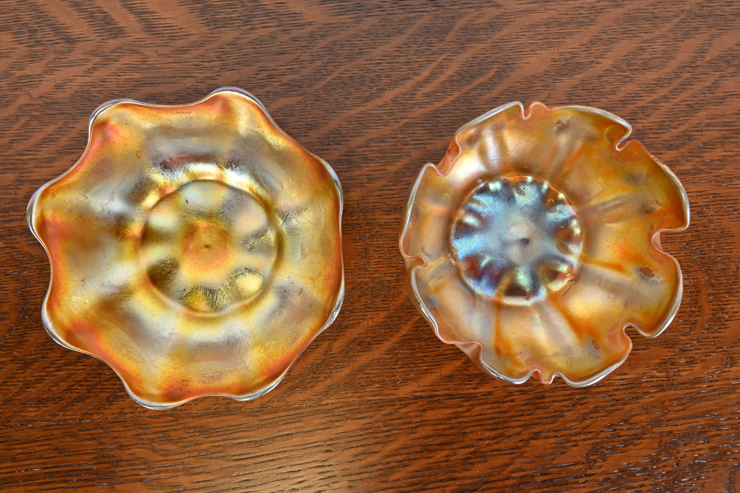 Louis Comfort Tiffany Favrile Iridescent Art Glass Finger Bowl With Underplate (bol à doigt en verre irisé avec sous-plat) Bon état - En vente à South Bend, IN