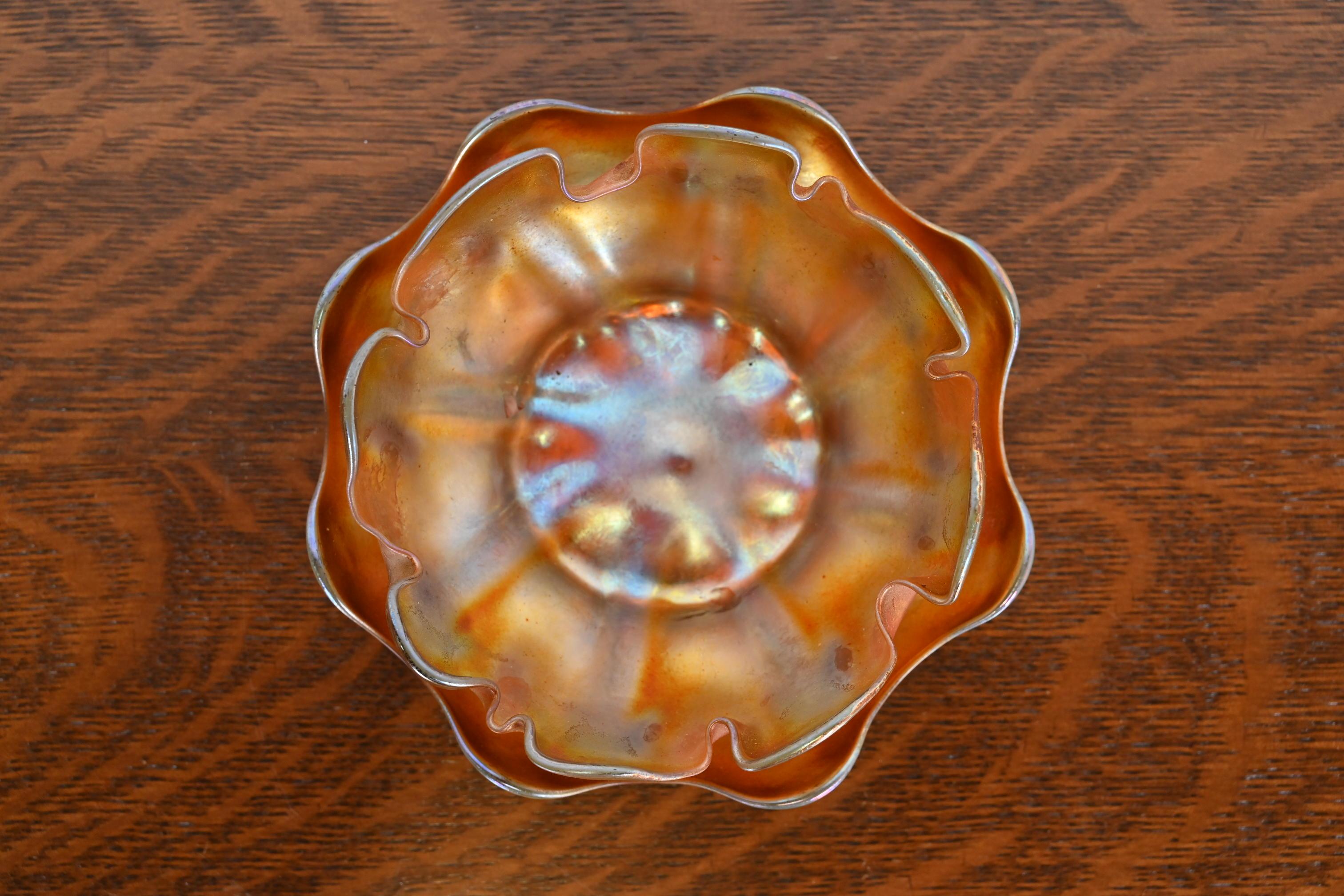 20ième siècle Louis Comfort Tiffany Favrile Iridescent Art Glass Finger Bowl With Underplate (bol à doigt en verre irisé avec sous-plat) en vente