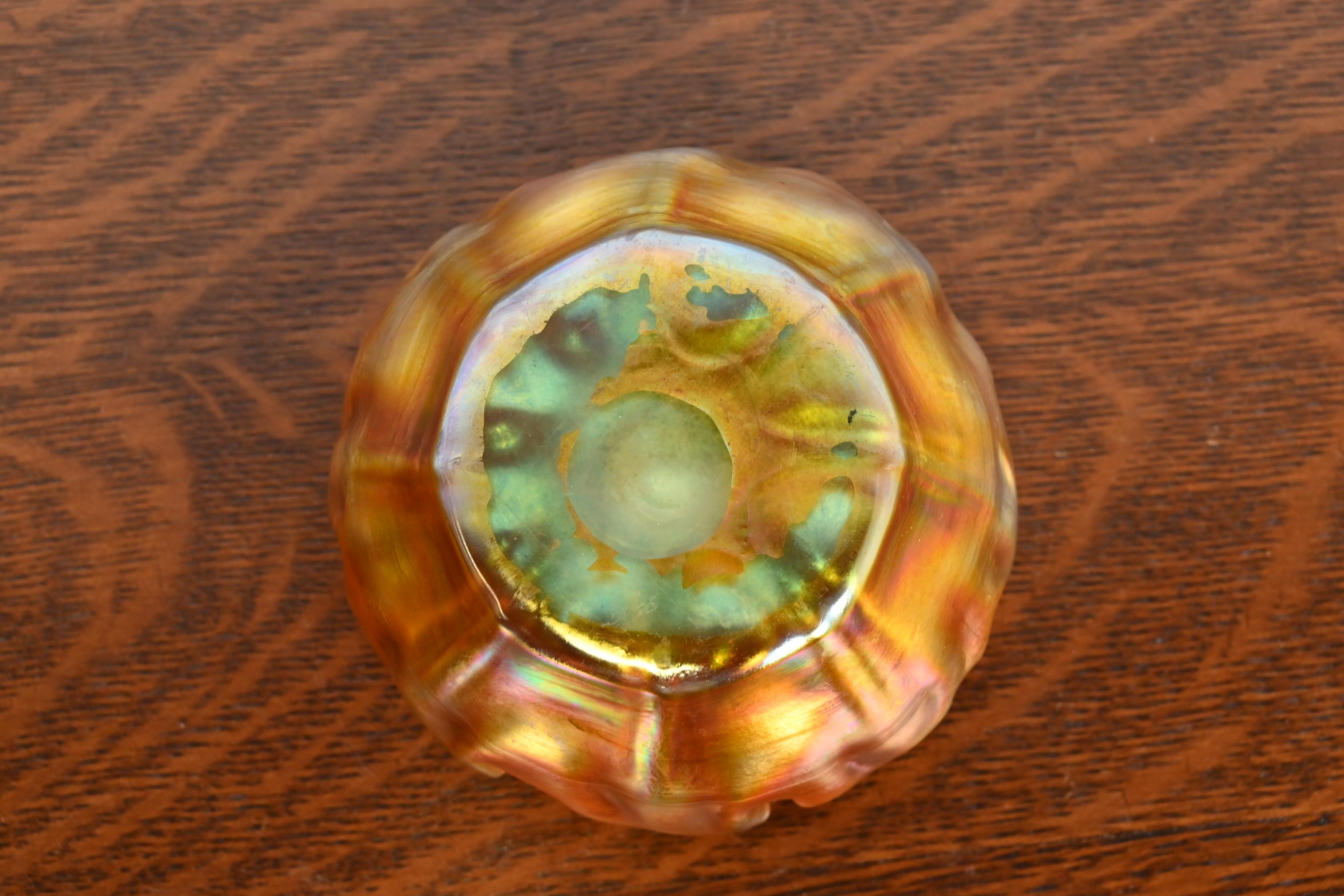 Verre d'art Louis Comfort Tiffany Favrile Iridescent Art Glass Finger Bowl With Underplate (bol à doigt en verre irisé avec sous-plat) en vente