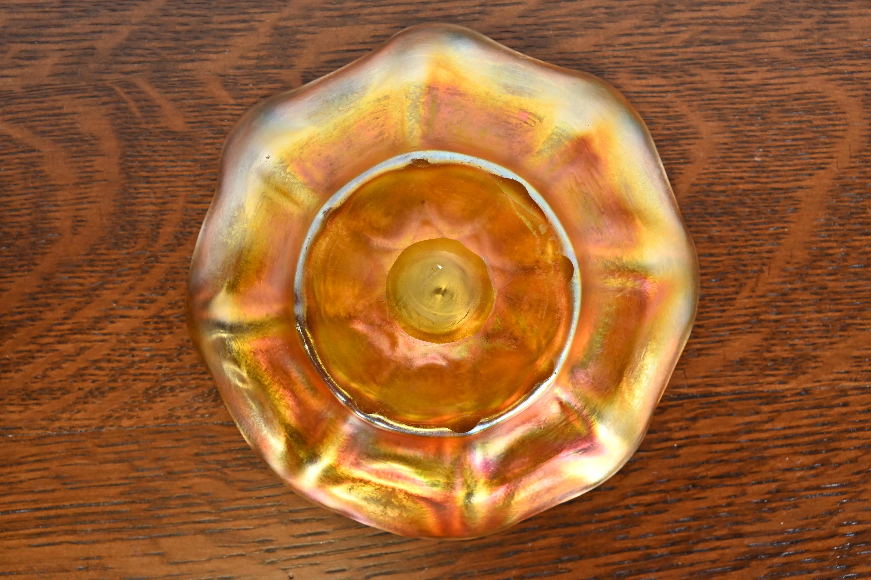 Louis Comfort Tiffany Favrile Iridescent Art Glass Finger Bowl With Underplate (bol à doigt en verre irisé avec sous-plat) en vente 1