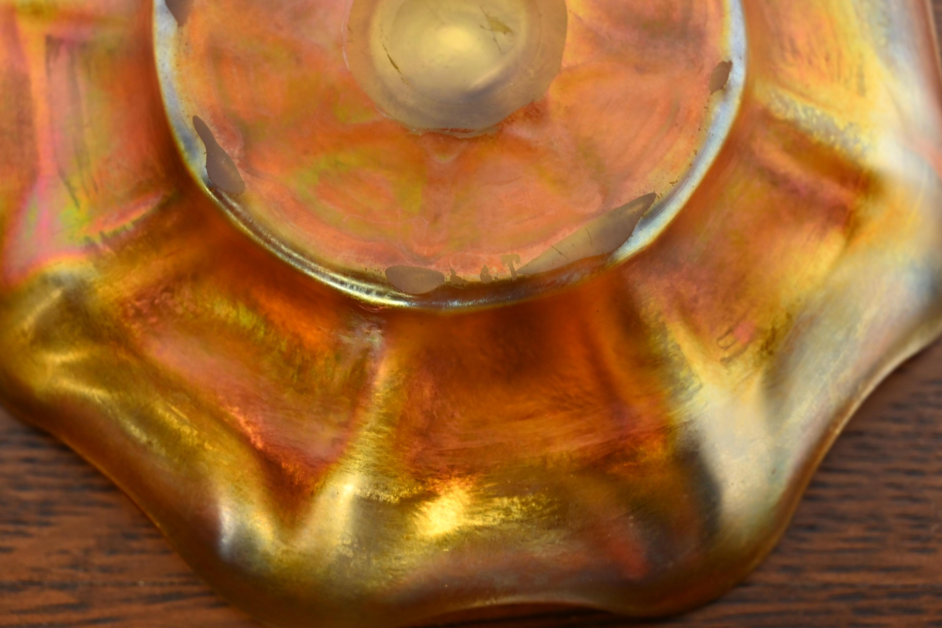 Louis Comfort Tiffany Favrile Iridescent Art Glass Finger Bowl With Underplate (bol à doigt en verre irisé avec sous-plat) en vente 2