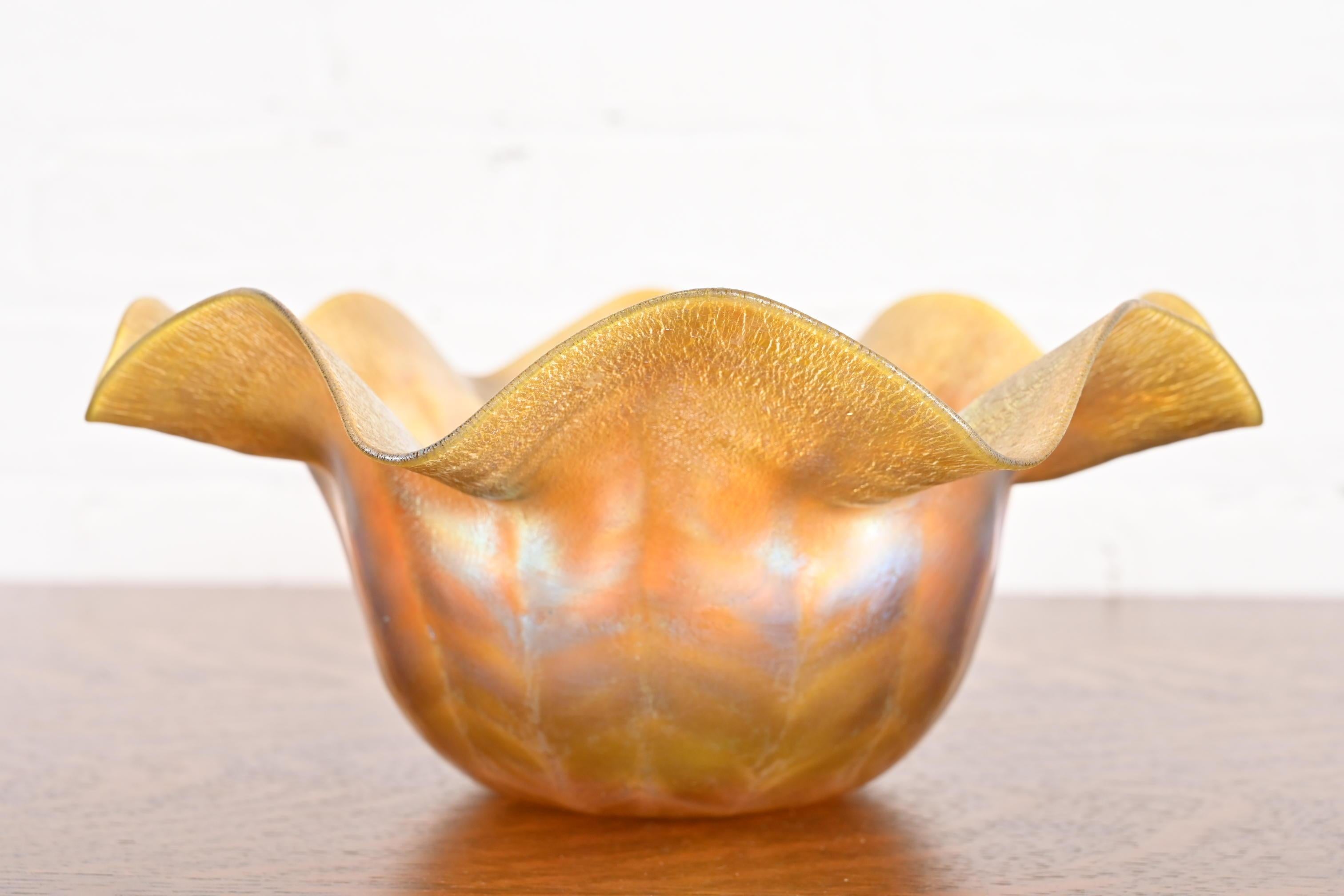 Arts and Crafts Ciotola Floriforme in Vetro Artistico Favrile Iridescente Louis Comfort Tiffany in vendita