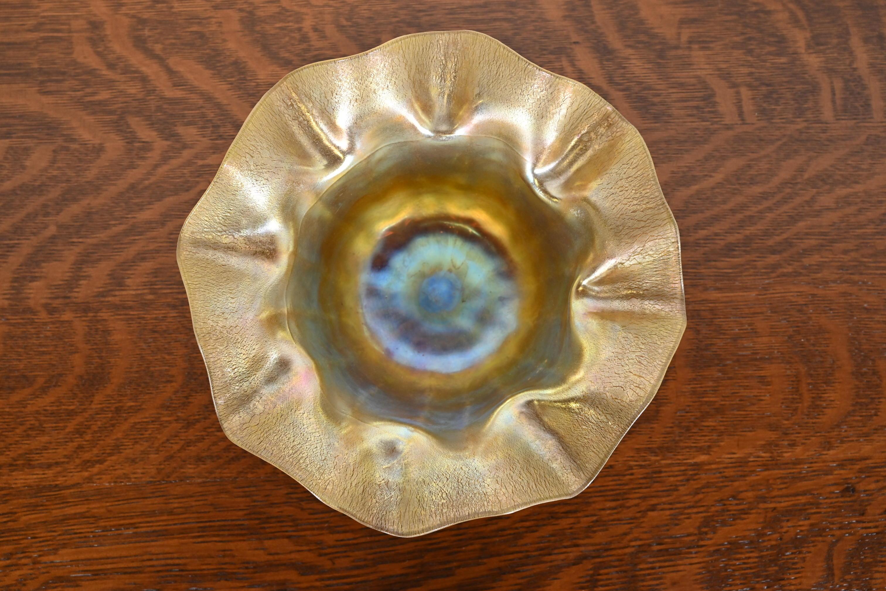 Ciotola Floriforme in Vetro Artistico Favrile Iridescente Louis Comfort Tiffany In condizioni buone in vendita a South Bend, IN