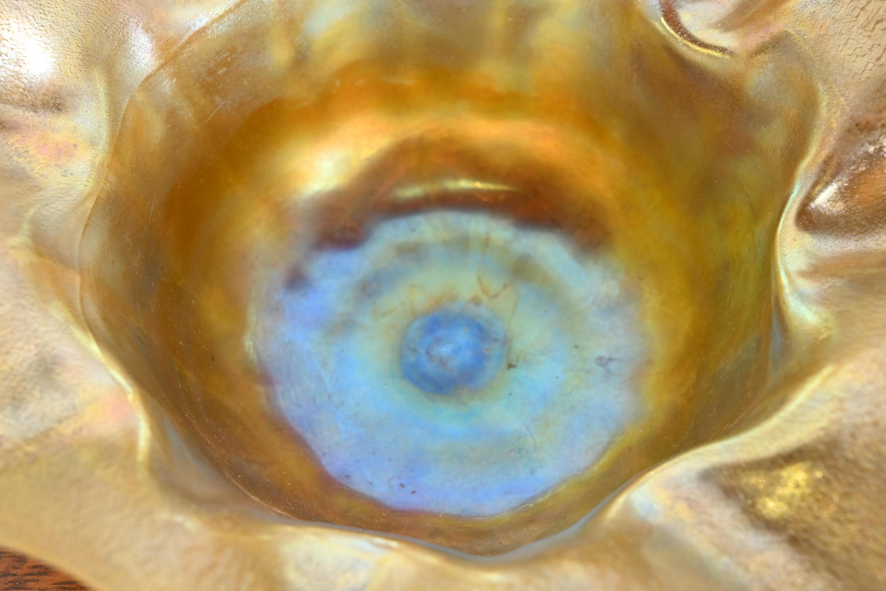 XX secolo Ciotola Floriforme in Vetro Artistico Favrile Iridescente Louis Comfort Tiffany in vendita