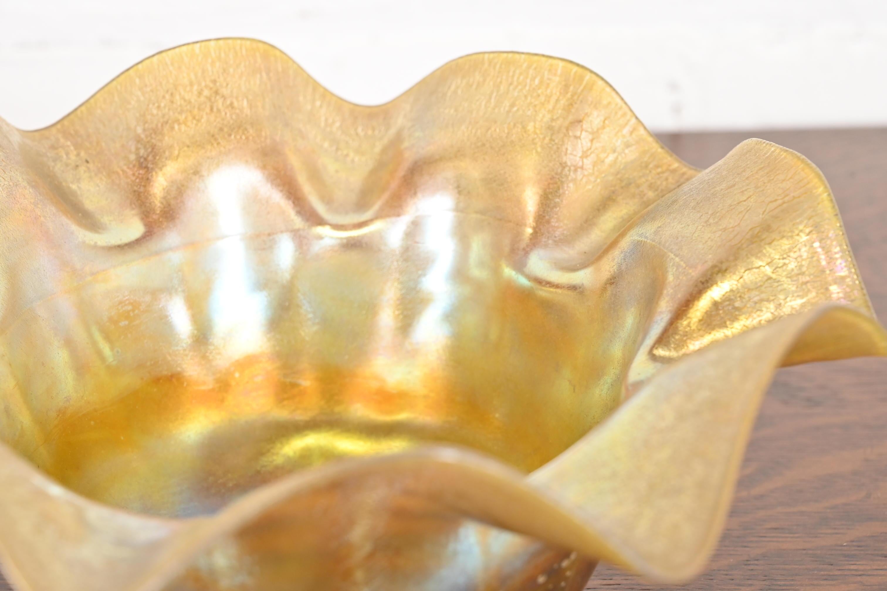 Vetro artistico Ciotola Floriforme in Vetro Artistico Favrile Iridescente Louis Comfort Tiffany in vendita