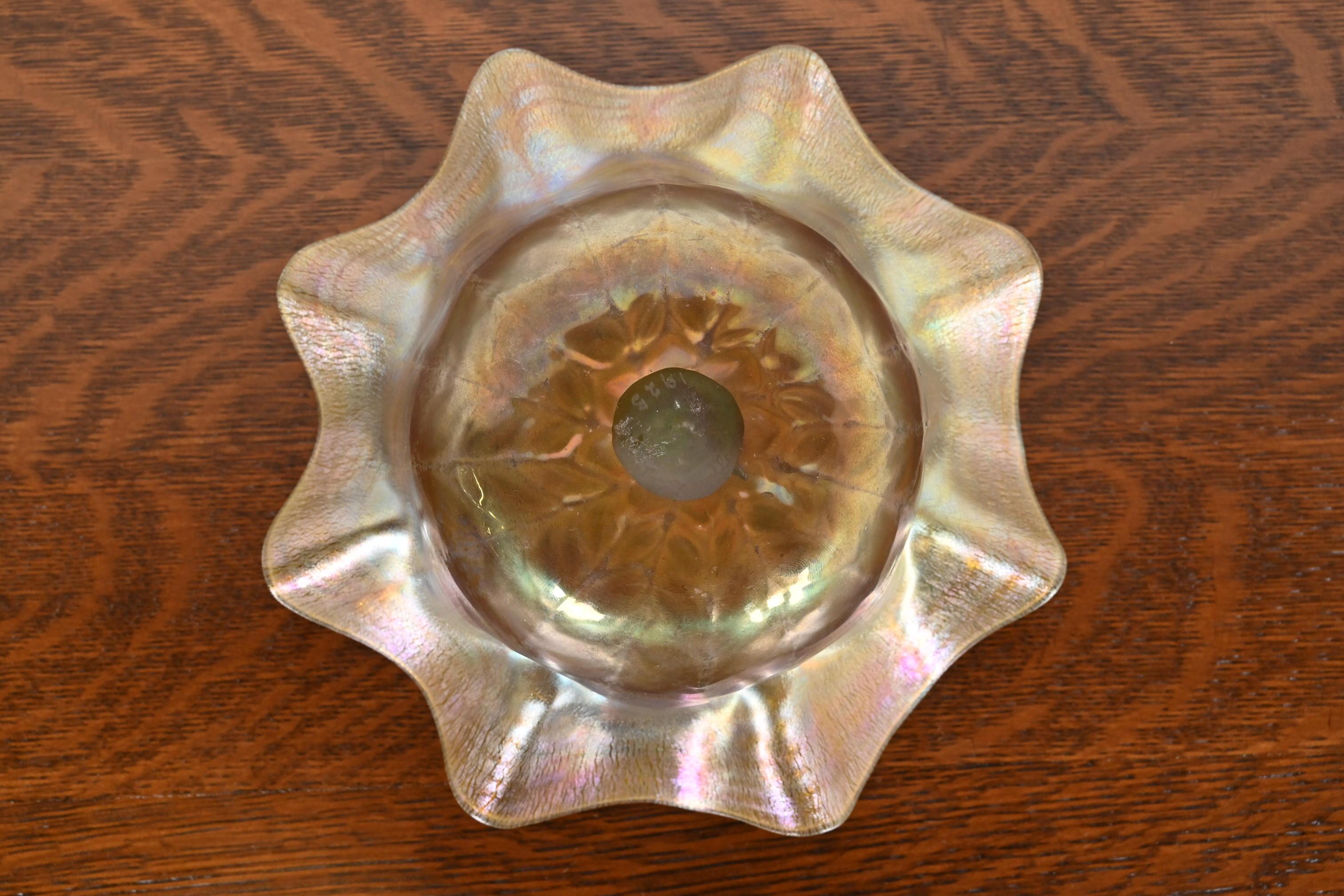 Ciotola Floriforme in Vetro Artistico Favrile Iridescente Louis Comfort Tiffany in vendita 1