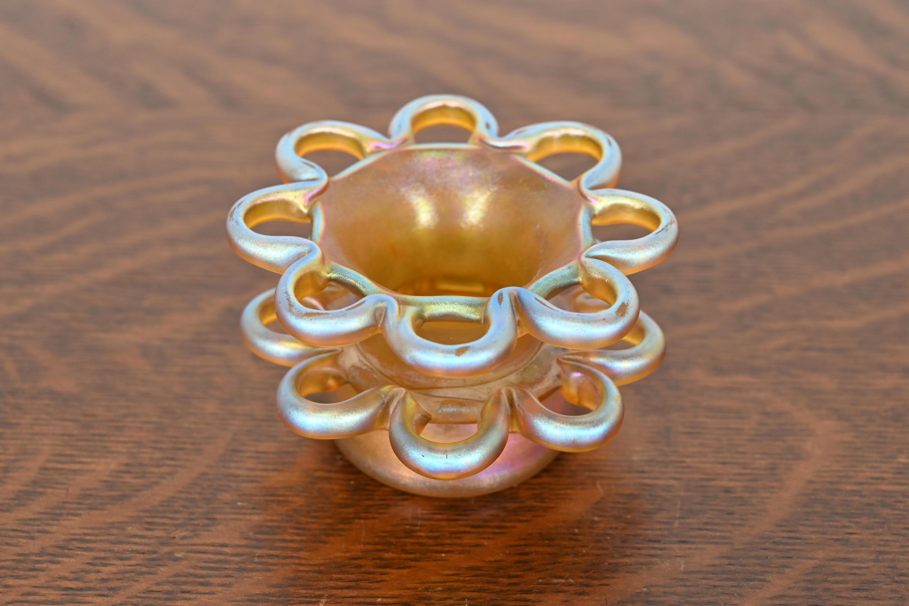 Magnifique grenouille fleurie en verre Favrile irisé d'époque Arts & Crafts ou Art Déco.

Par Louis Comfort Tiffany pour Tiffany Studios (signé au-dessous)

États-Unis, vers 1910

Mesures : 3,38 