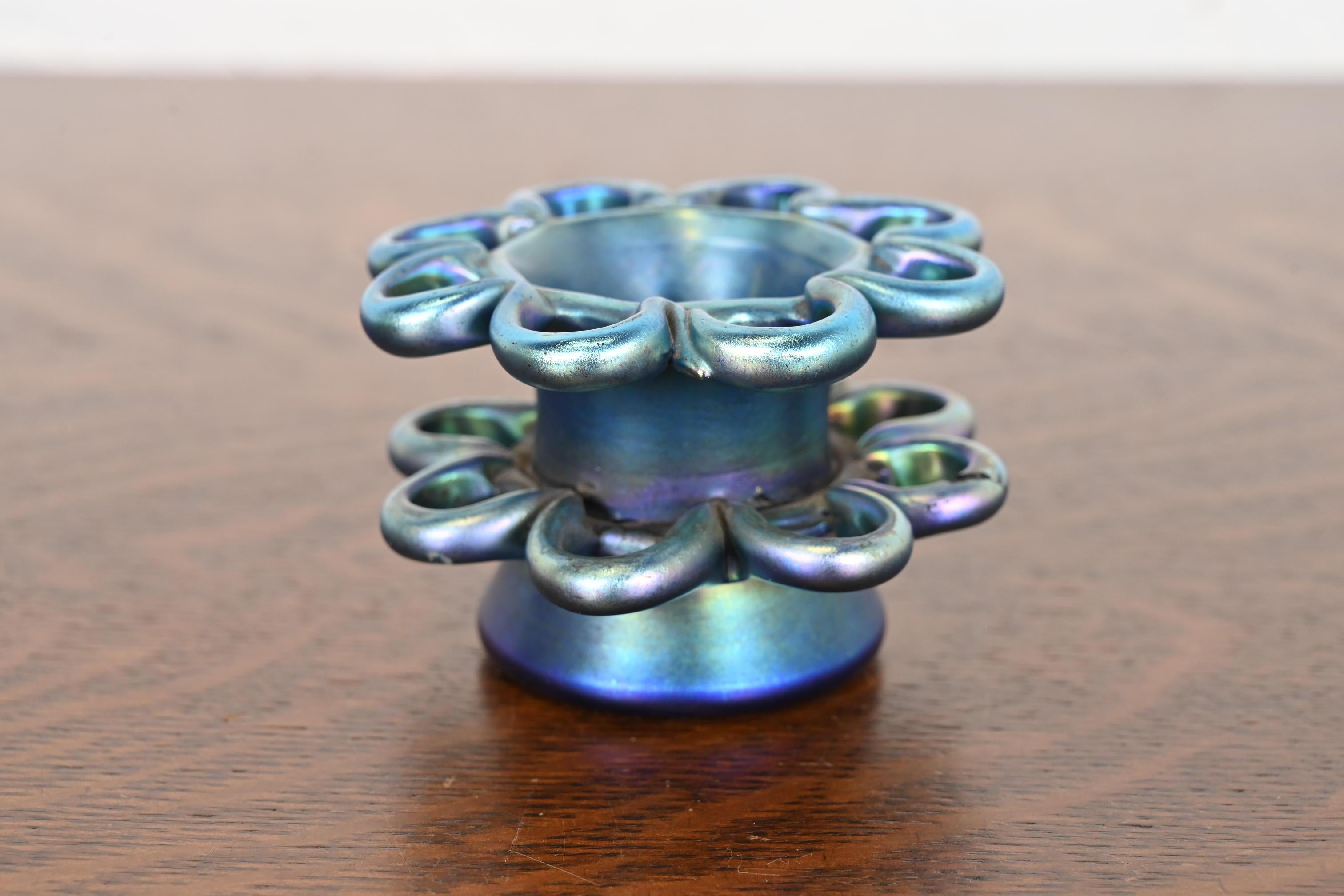Magnifique grenouille fleurie en verre Favrile irisé d'époque Arts & Crafts ou Art Déco.

Par Louis Comfort Tiffany pour Tiffany Studios (signé au-dessous)

États-Unis, vers 1910

Mesures : 3,38 